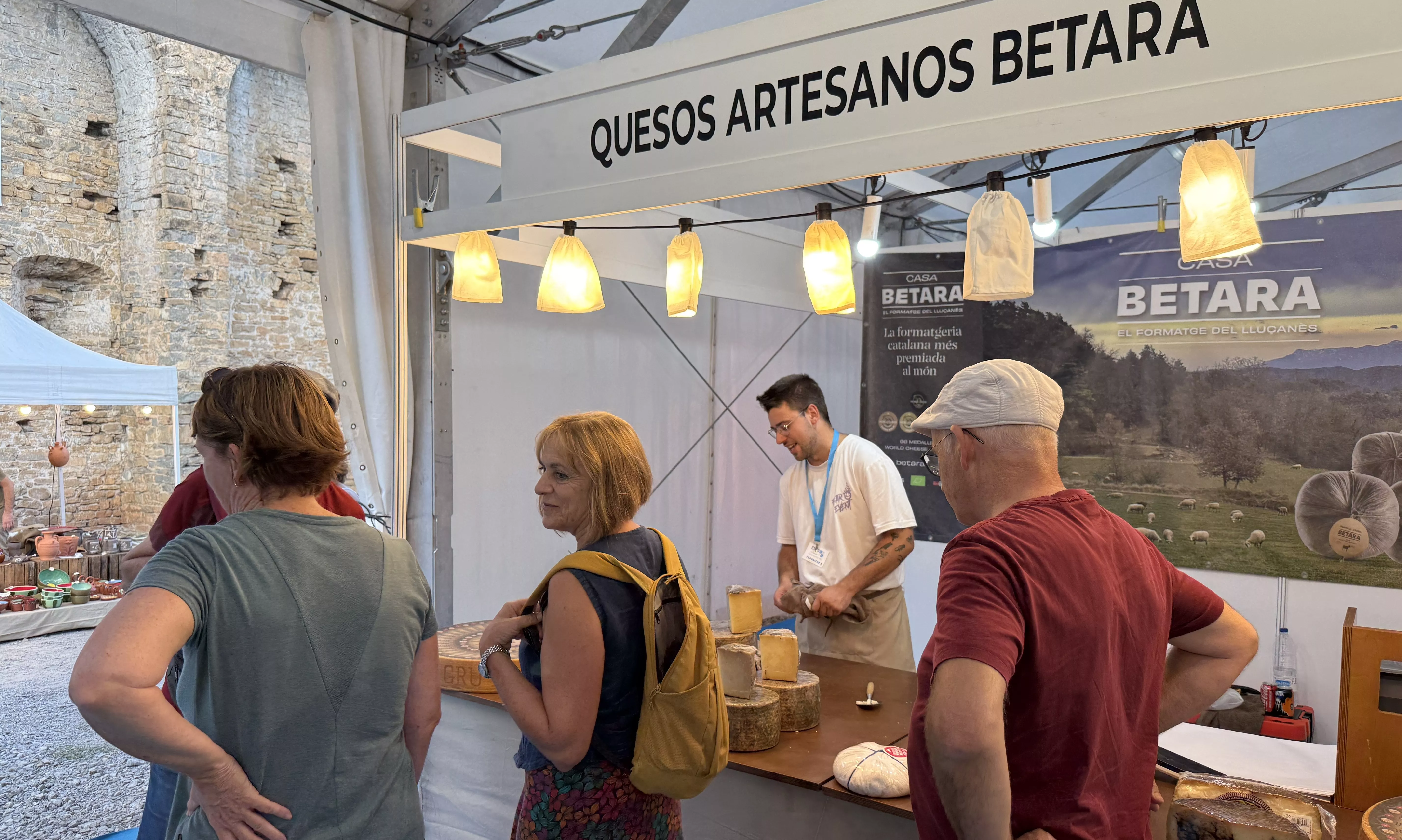Uno de los estands de dentro de la carpa este domingo.