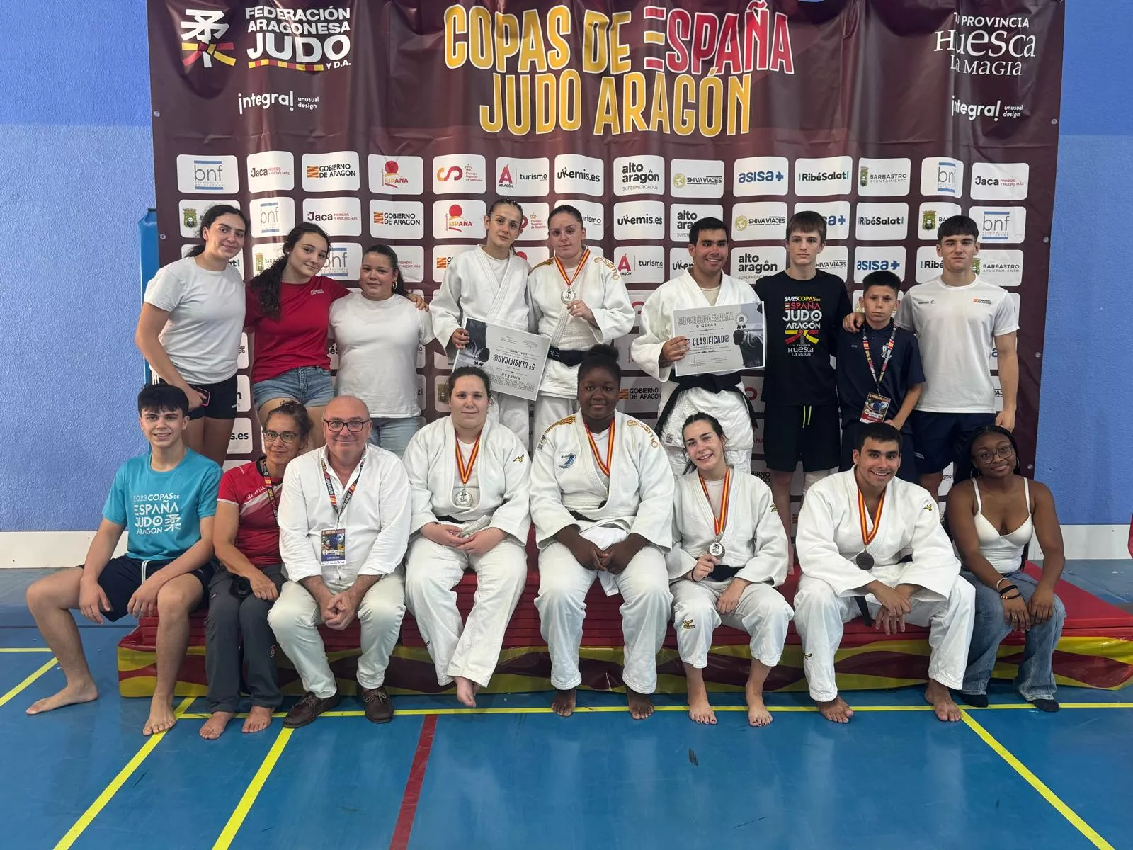 Club Judo Binéfar con sus juniors