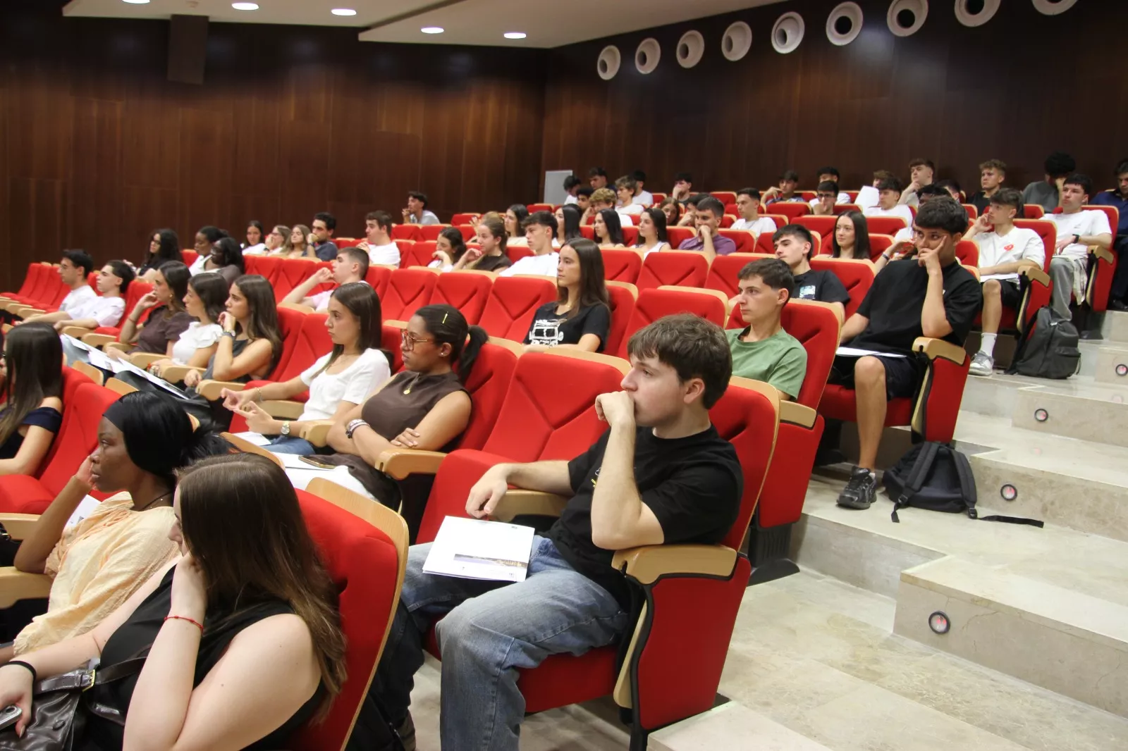 Inicio del curso de ADE y Gestión y Administración de Empresas. Foto Carlos Neofato