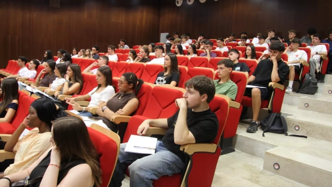 Inicio del curso de ADE y Gestión y Administración de Empresas. Foto Carlos Neofato Inicio del curso de ADE y Gestión y Administración de Empresas. Foto Carlos Neofato