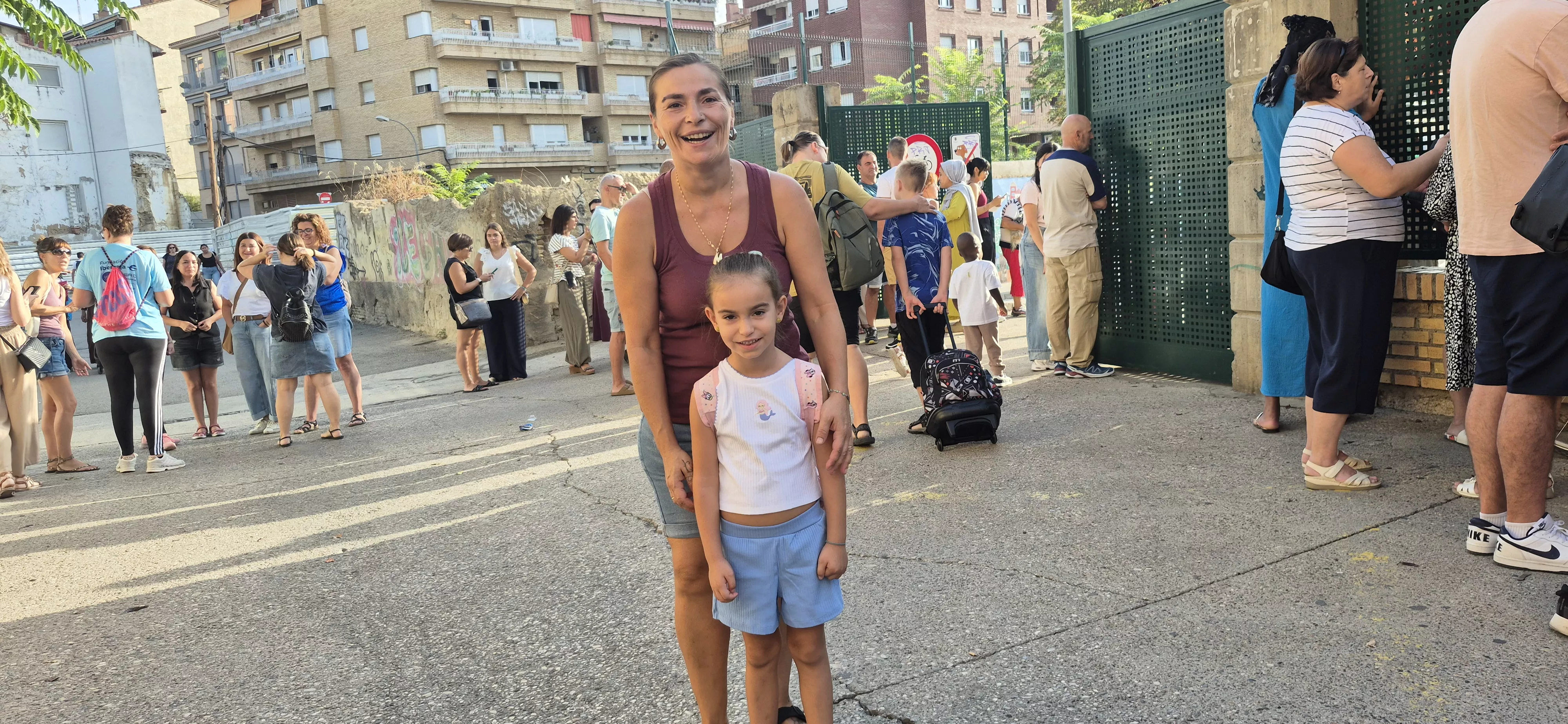 Valentina y su madre, Marga. Vuelta al cole de Infantil y Primaria 2026-2027. Foto Myriam Martínez
