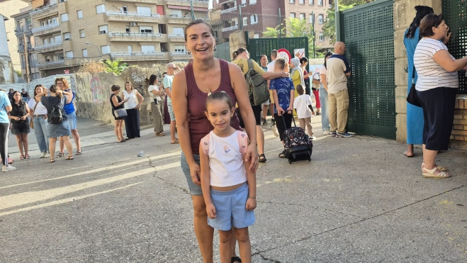 Valentina y su madre, Marga. Vuelta al cole de Infantil y Primaria 2026-2027. Foto Myriam Martínez