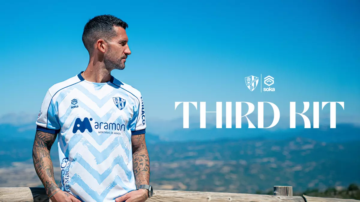 El Huesca presenta su tercera equipación con el blanco como protagonista.