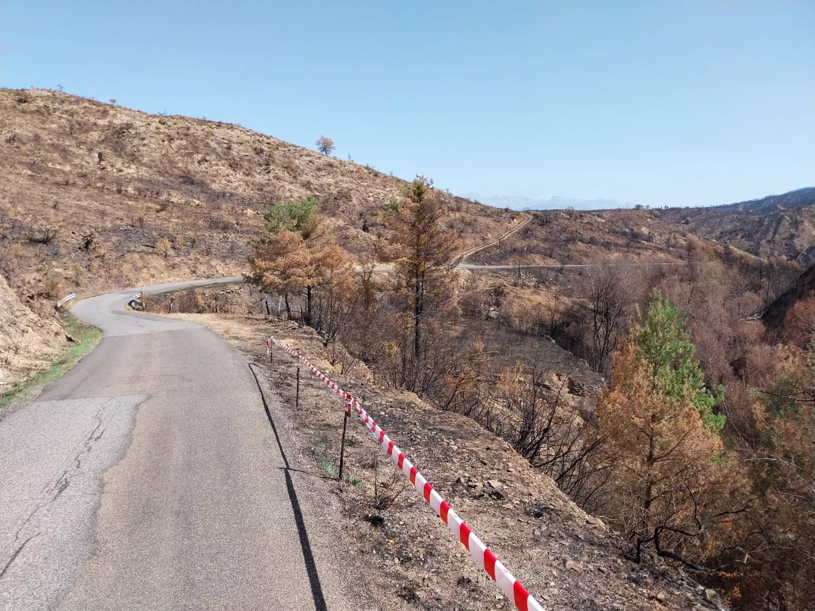 La DPH actuará de emergencias en las carreteras afectadas por el incendio de Las Peñas de Riglos. En la imagen, el acceso a Alastuey.