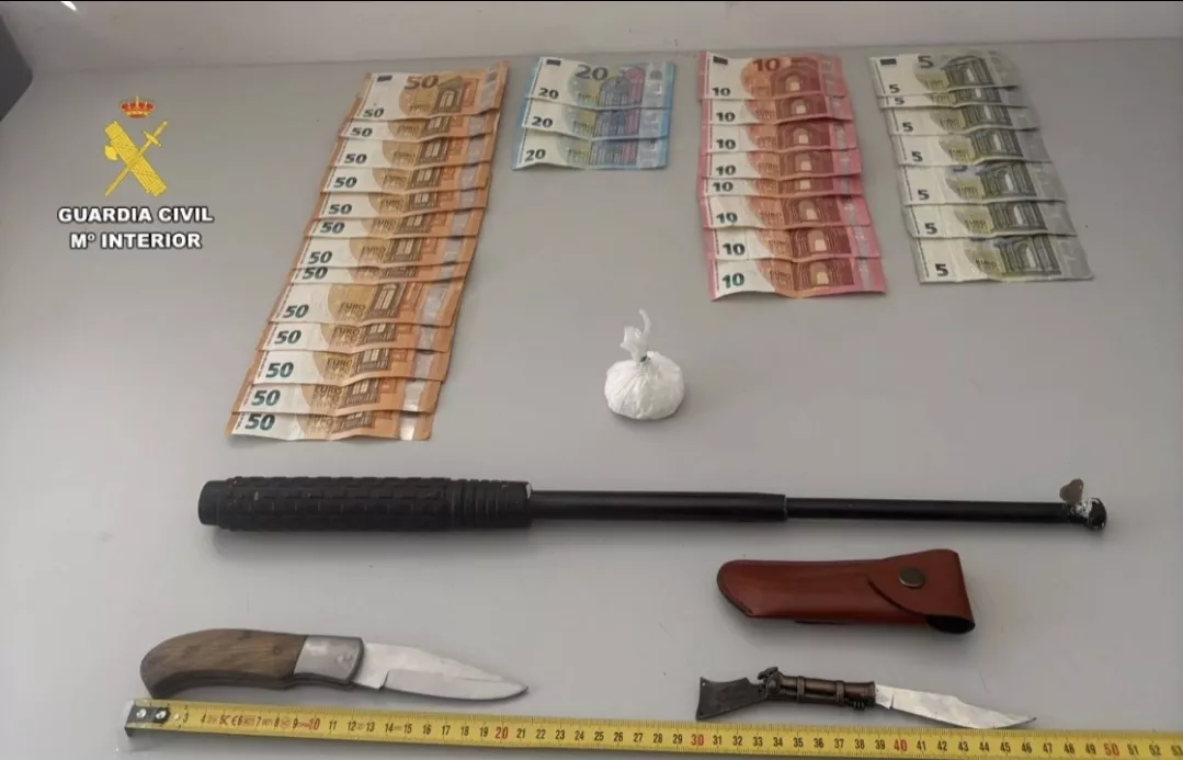 Detenido en Albalate de Cinca por tráfico de drogas y tenencia de un arma prohibida.