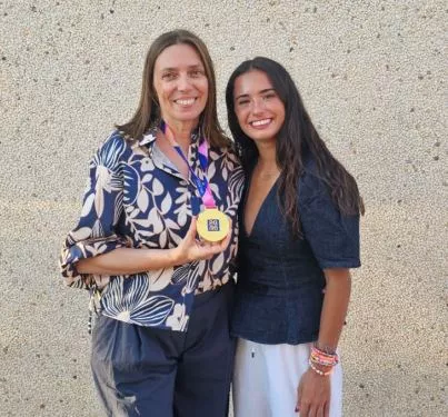 La presidenta de la Federación Aragonesa, Máfer Lardiés, con Inés Bergua y su oro mundialista.
