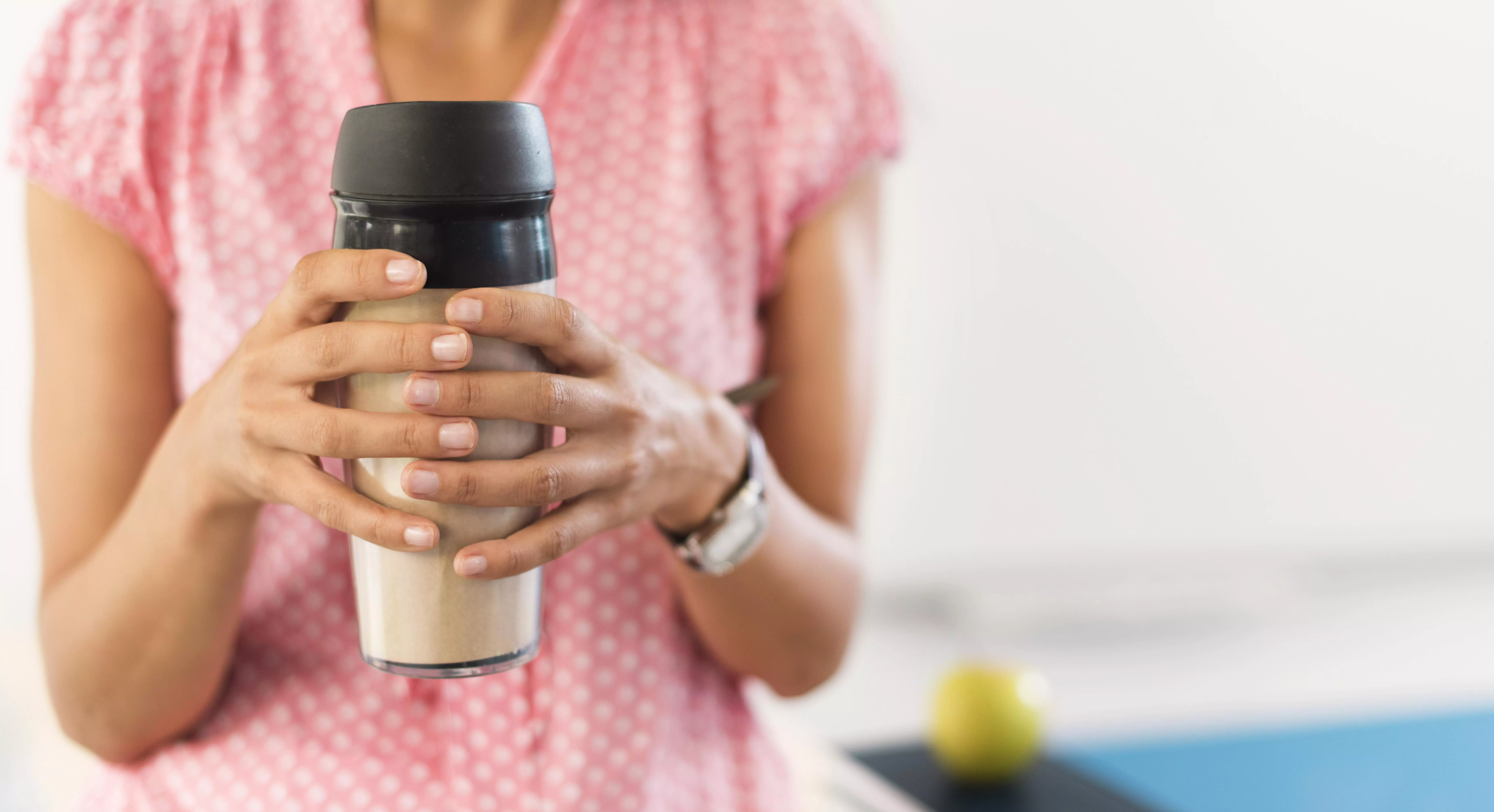La locura proteica, nos va a salir un bíceps hasta en el café