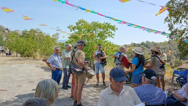 Los músicos y gaitero amenizan la fiesta en Caserras