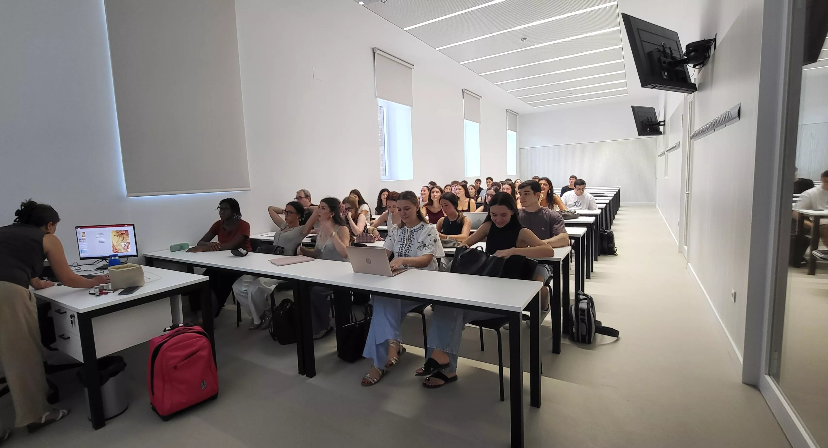 Medicina estrena su edificio "excepcional" en Huesca con la mirada puesta en completar la titulación. Foto Mercedes Manterola