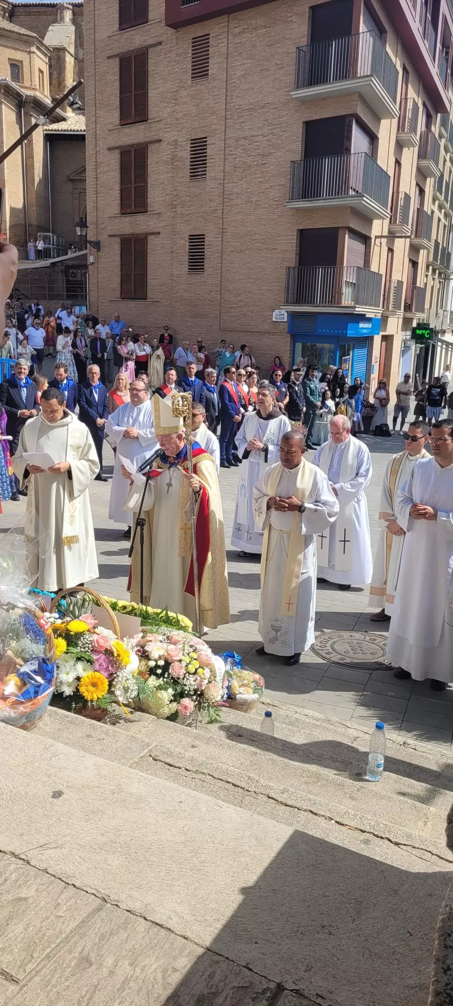 El obispo, ante la Virgen del Pueyo con la ofrenda floral