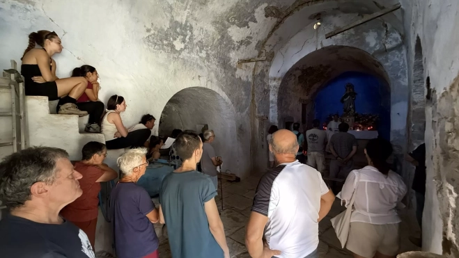 Interior de la ermita donde vecinos han acudido en romería.