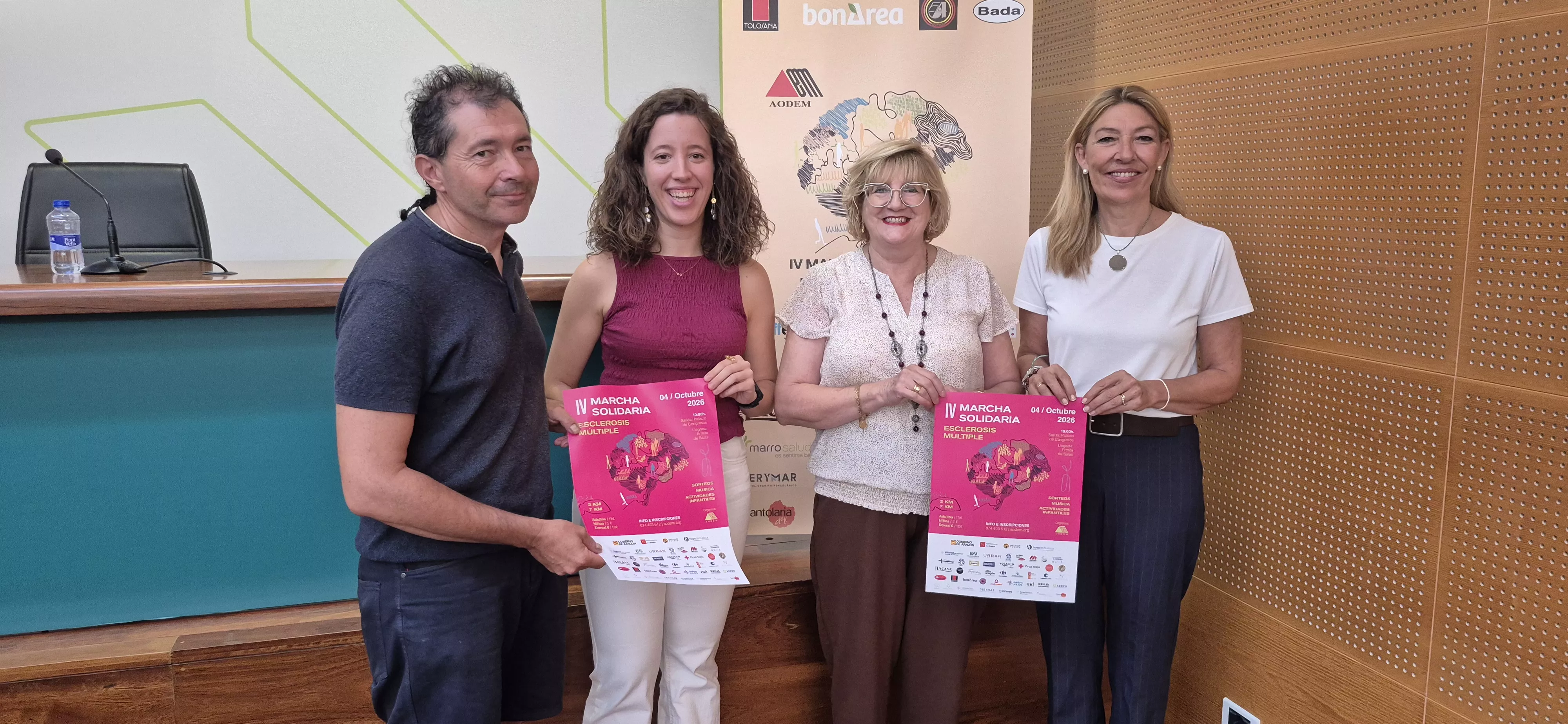 Javier Cruchaga, Alicia López, Peña Hernando y Marta Escartín, con el cartel de la cuarta Marcha Solidaria de Aodem. Foto Myriam Martínez