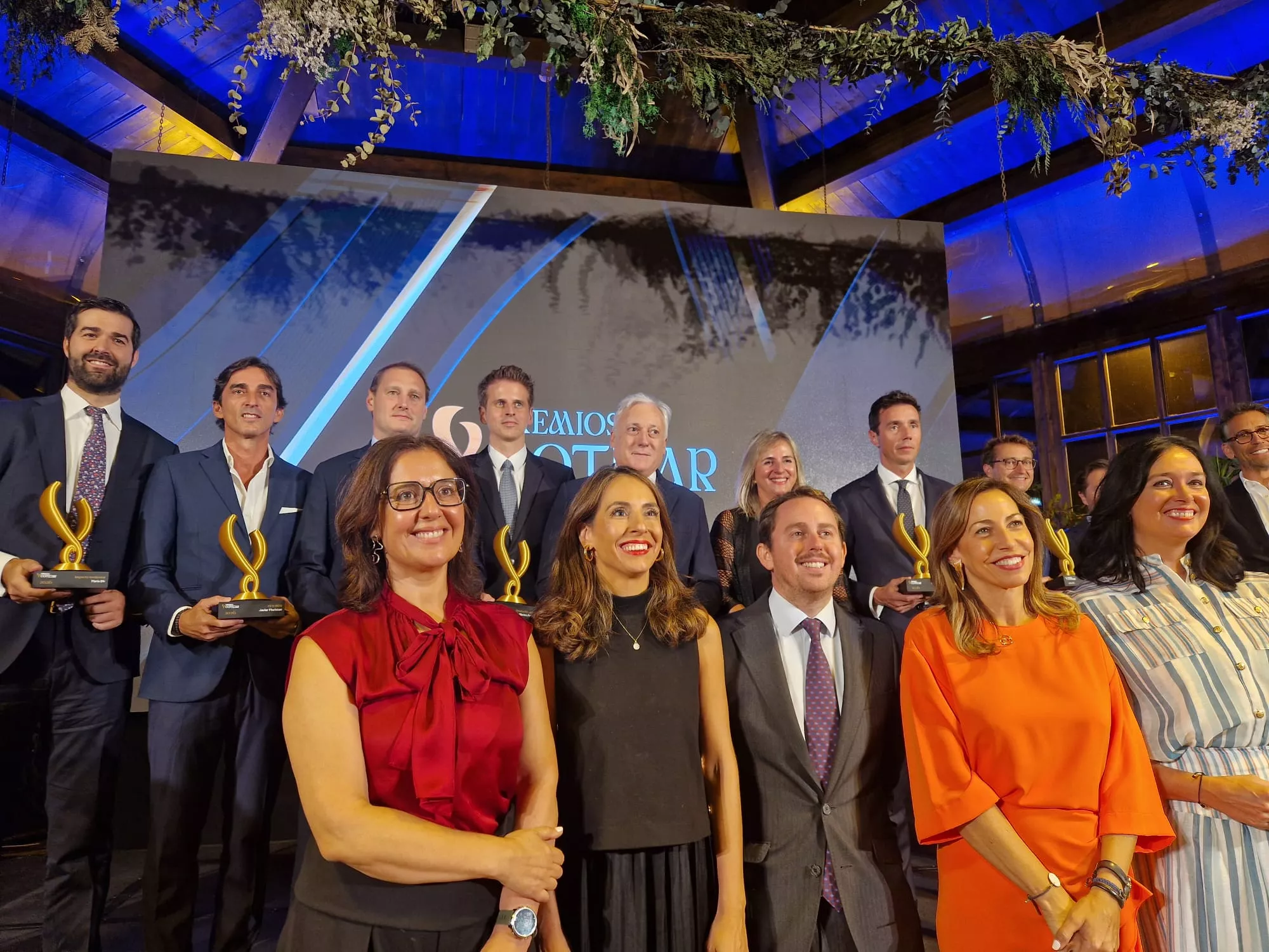 La consejera Eva Valle, junto al resto de autoridades y premiados tras la entrega de los premios Cotizar. 