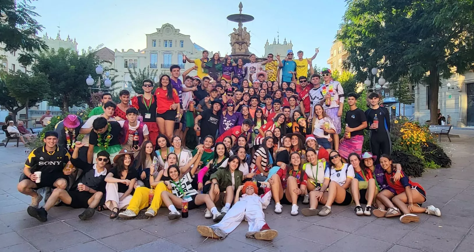 Los veteranos del Colegio Ramón Acín convierten la bienvenida a Huesca en una semana para hacer piña.