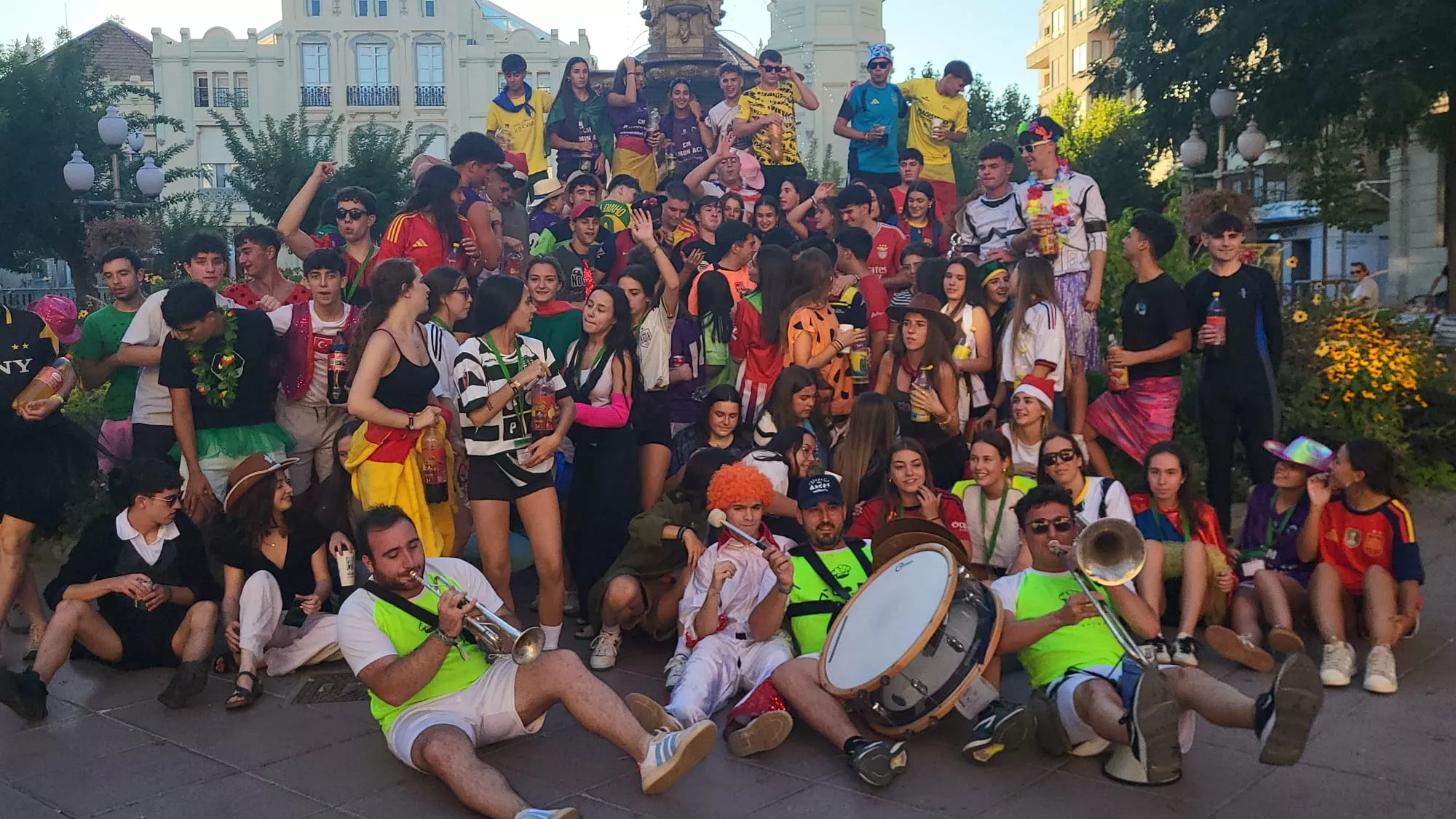 Fiesta con charanga en la semana de integración del Colegio Mayor Ramón Acín. Foto Mercedes Manterola