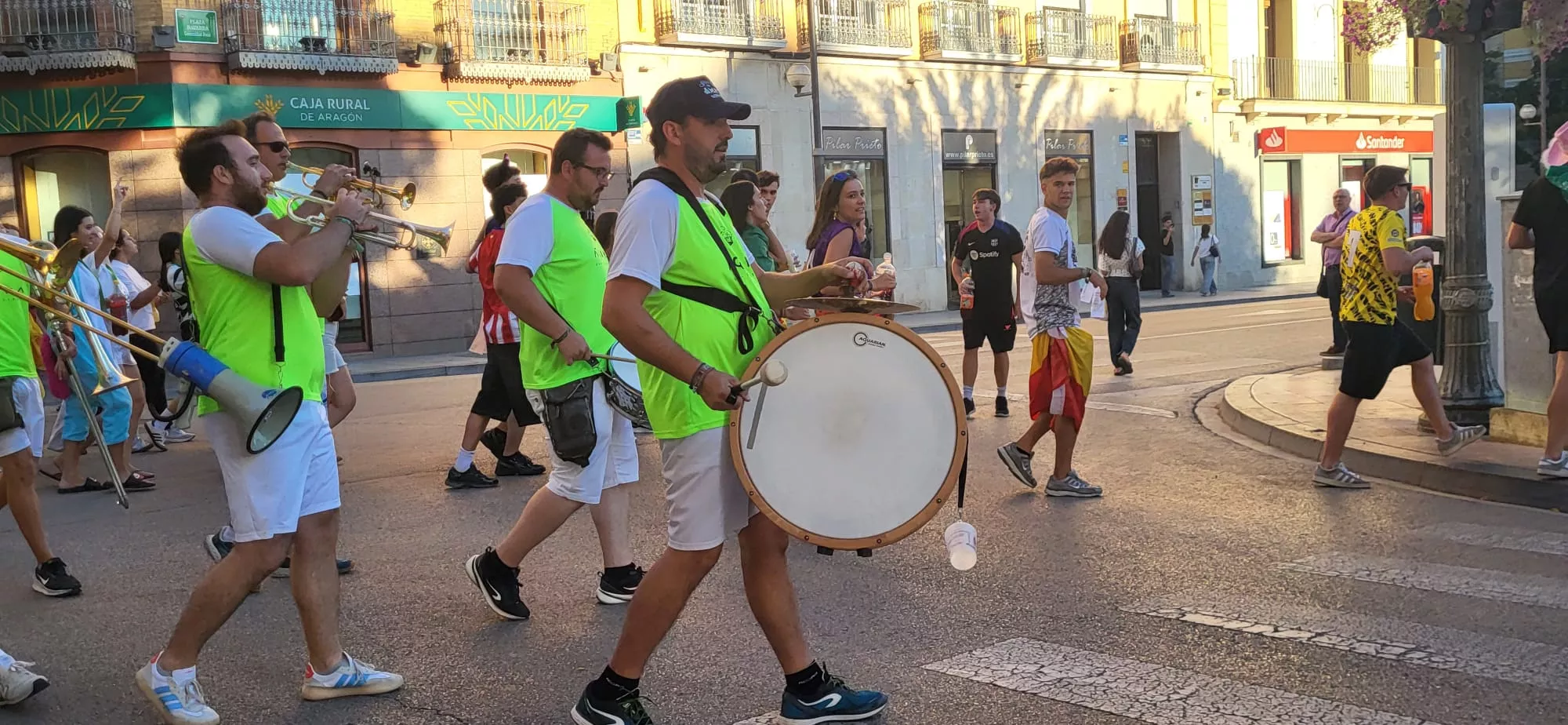 Fiesta con charanga en la semana de integración del Colegio Mayor Ramón Acín. Foto Mercedes Manterola