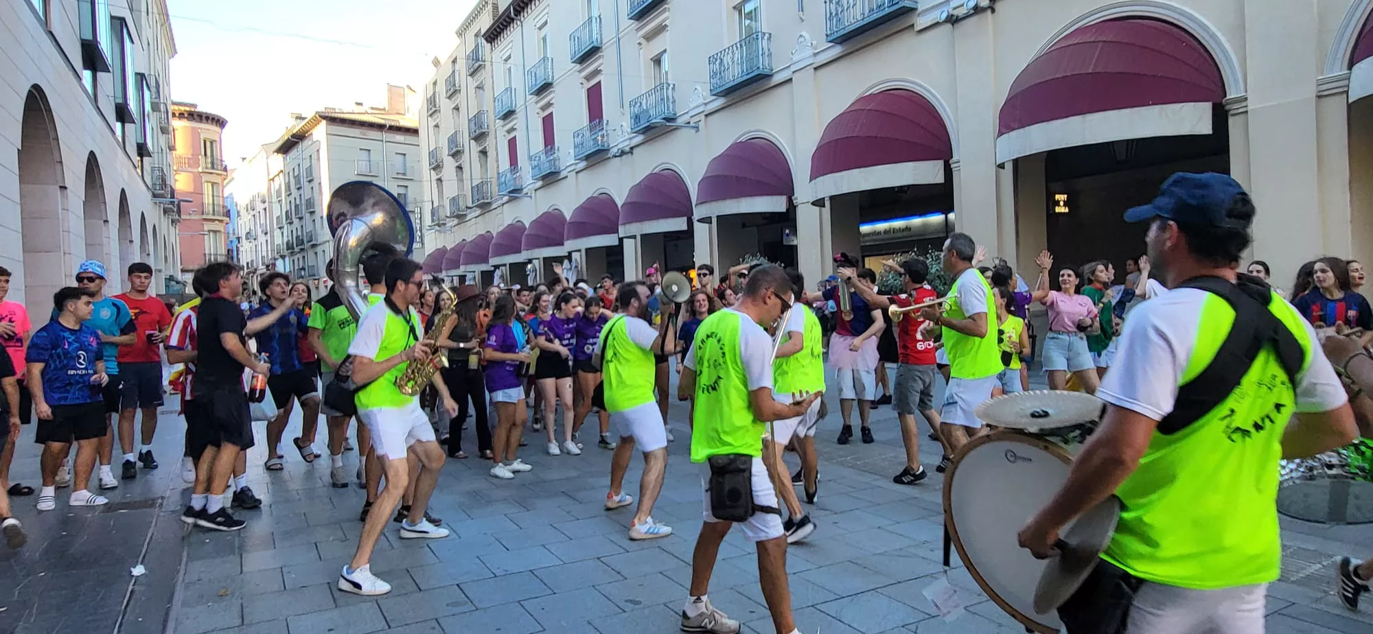 Fiesta con charanga en la semana de integración del Colegio Mayor Ramón Acín. Foto Mercedes Manterola