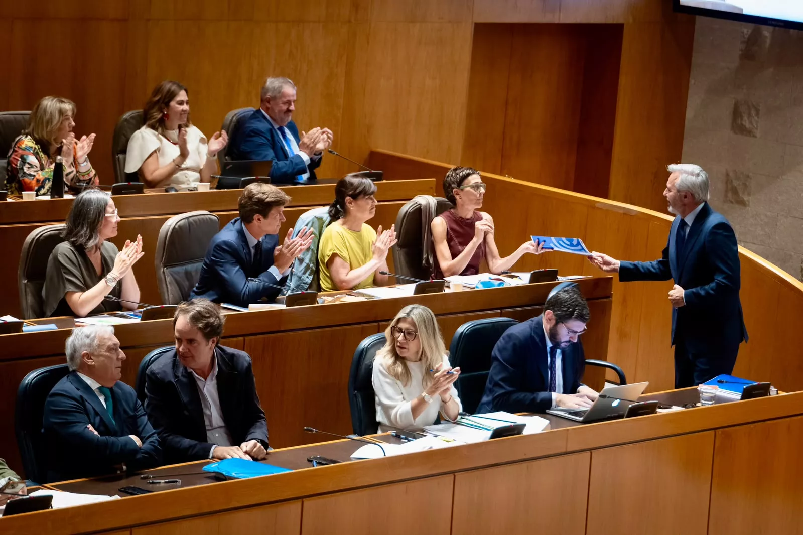 Jorge Azcón, aplaudido por sus diputados
