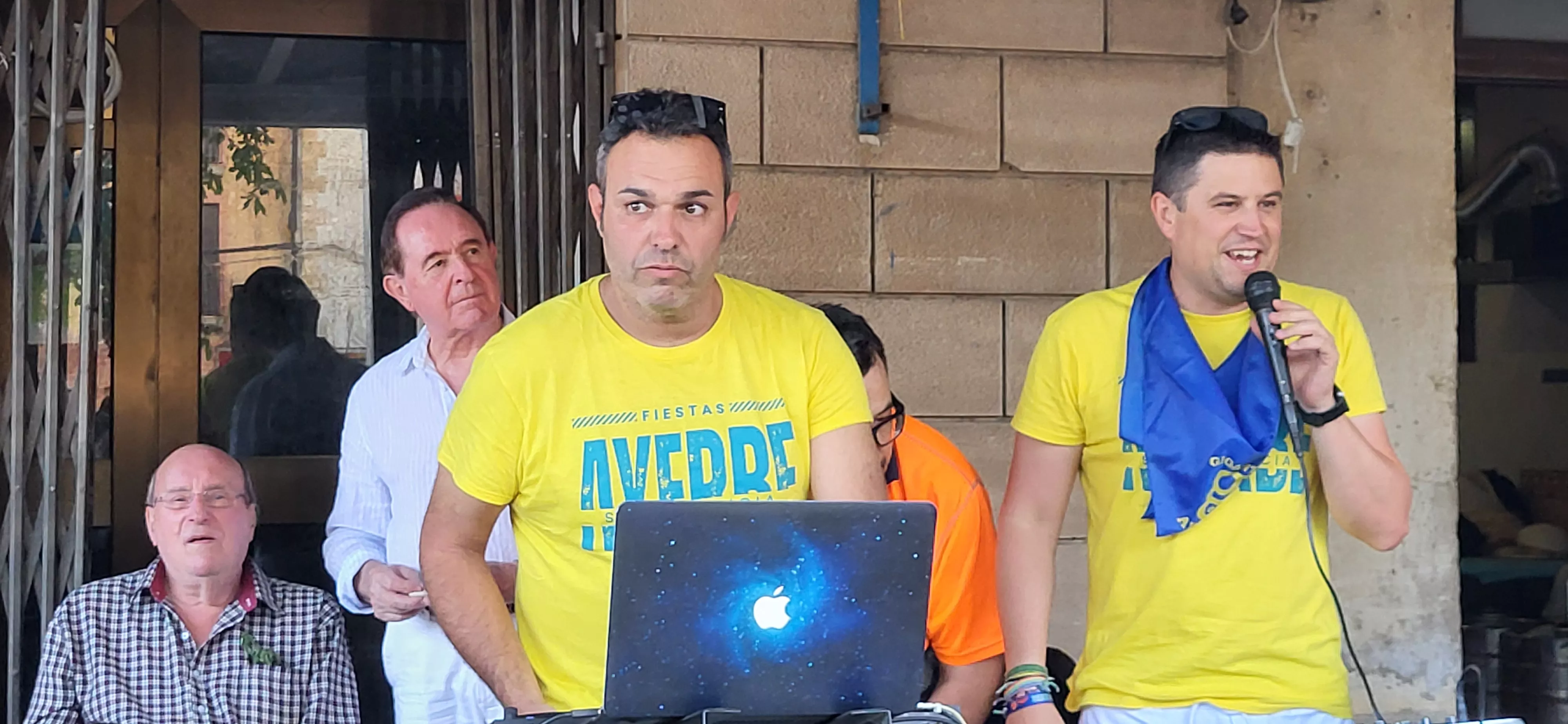 Foto amarilla y tardeo en el Lazkorra en las fiestas de Ayerbe. Foto Mercedes Manterola