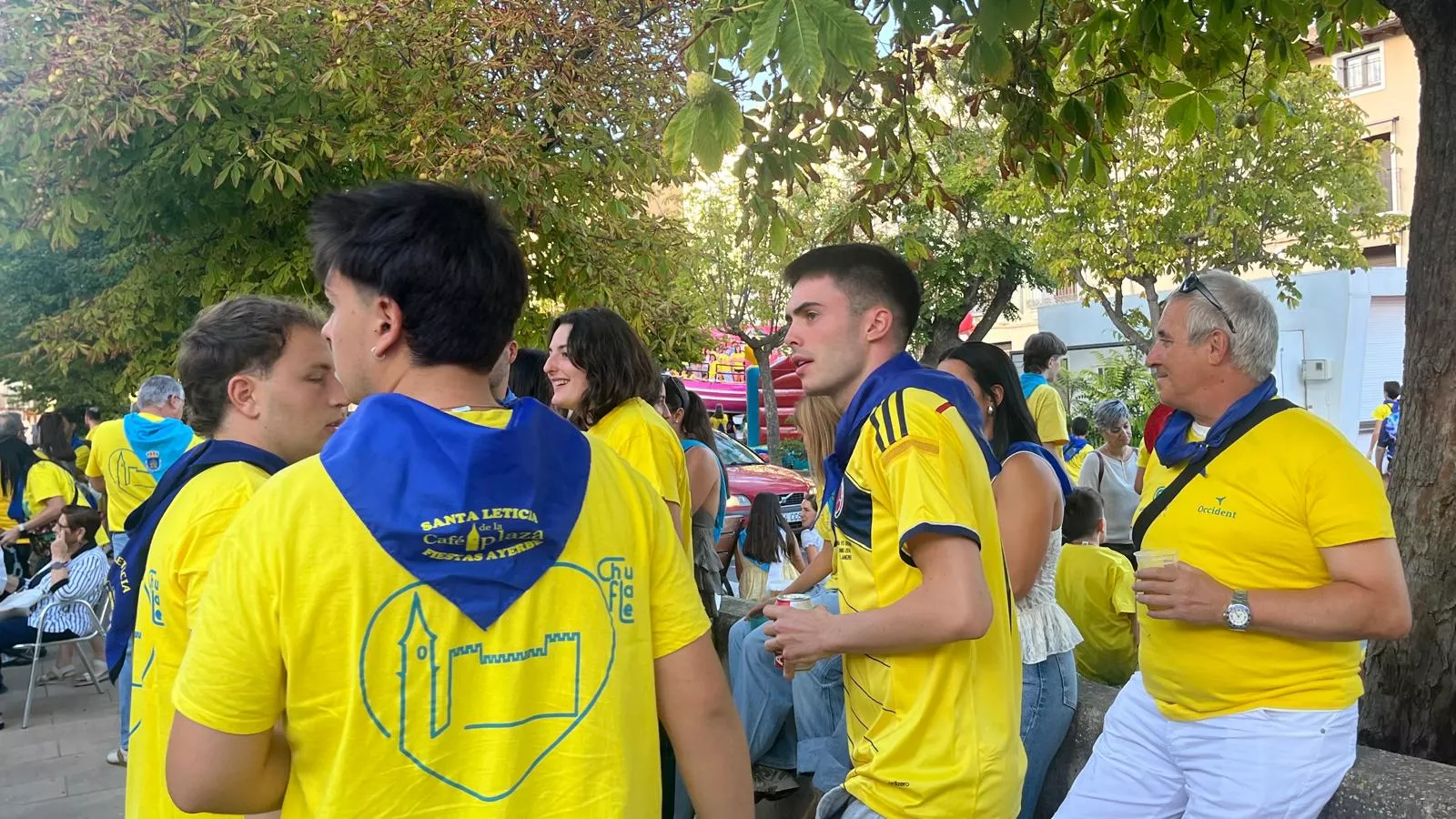 Foto amarilla y tardeo en el Lazkorra en las fiestas de Ayerbe. Foto Mercedes Manterola