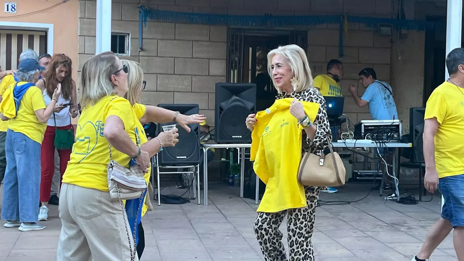 Foto amarilla y tardeo en el Lazkorra en las fiestas de Ayerbe. Foto Mercedes Manterola