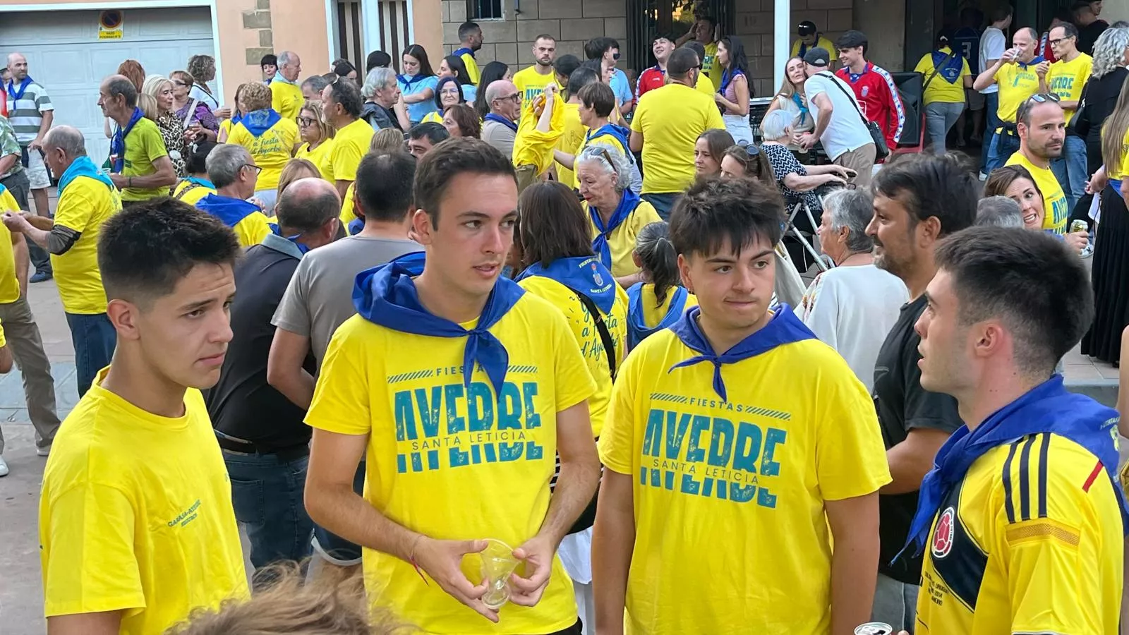 Foto amarilla y tardeo en el Lazkorra en las fiestas de Ayerbe. Foto Mercedes Manterola