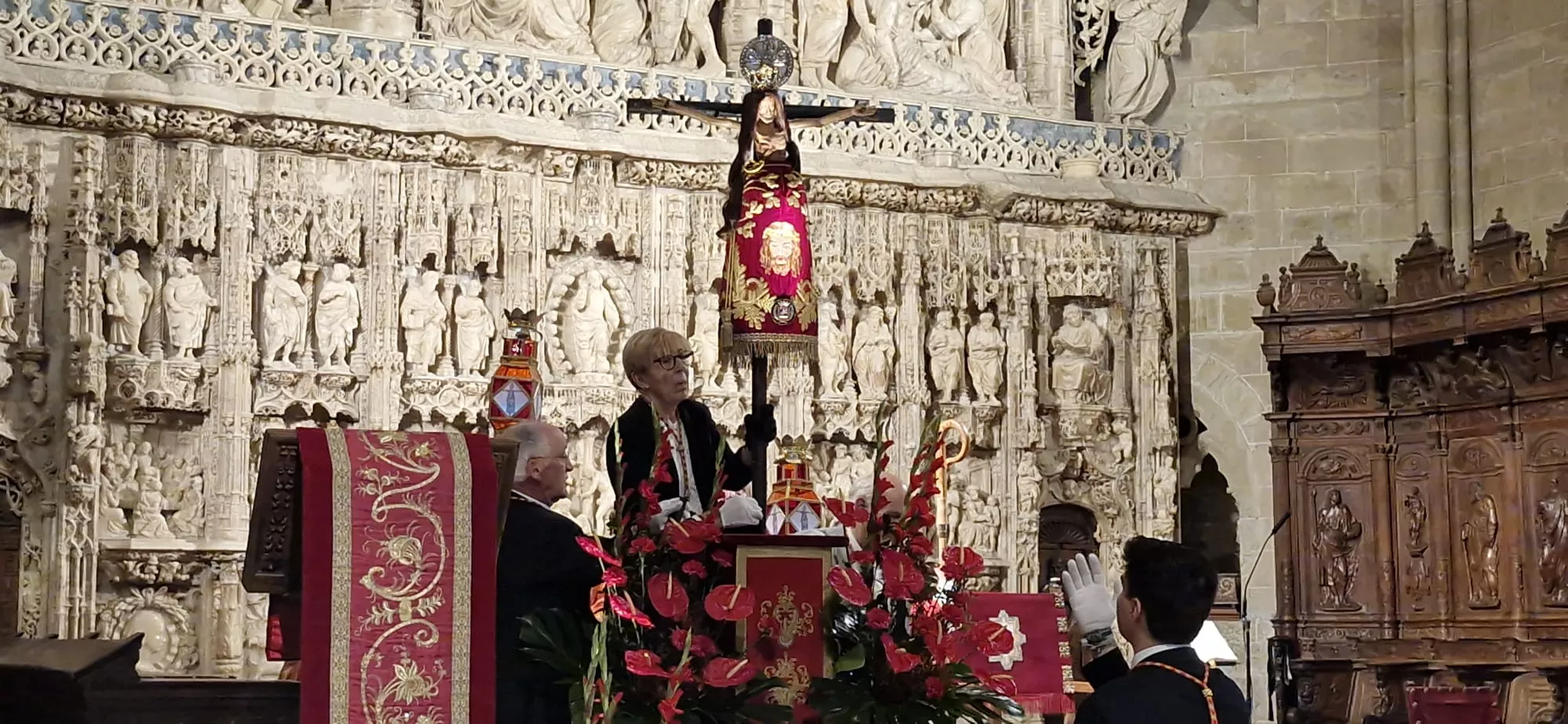 El Santo Cristo de los Milagros sale de su camerín y luce en plenitud en la Catedral en su día