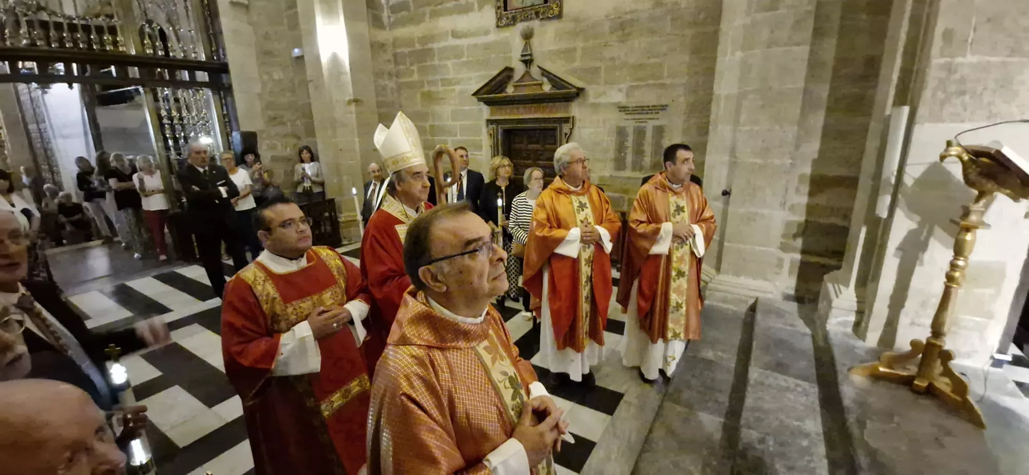 Ante la capilla del Cristo