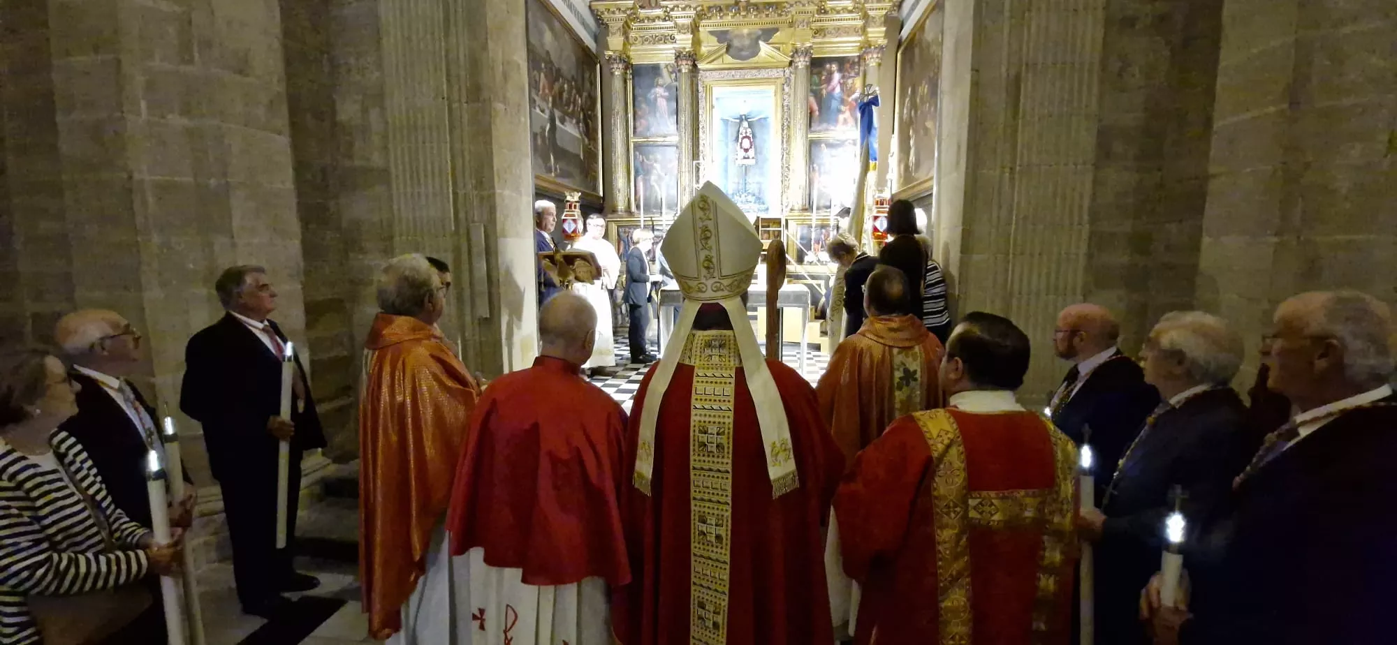 El obispo y los concelebrantes ante la capilla del Santo Cristo de los Milagros