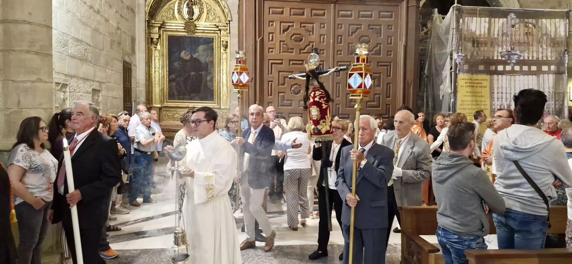 Procesión por el interior de la catedral
