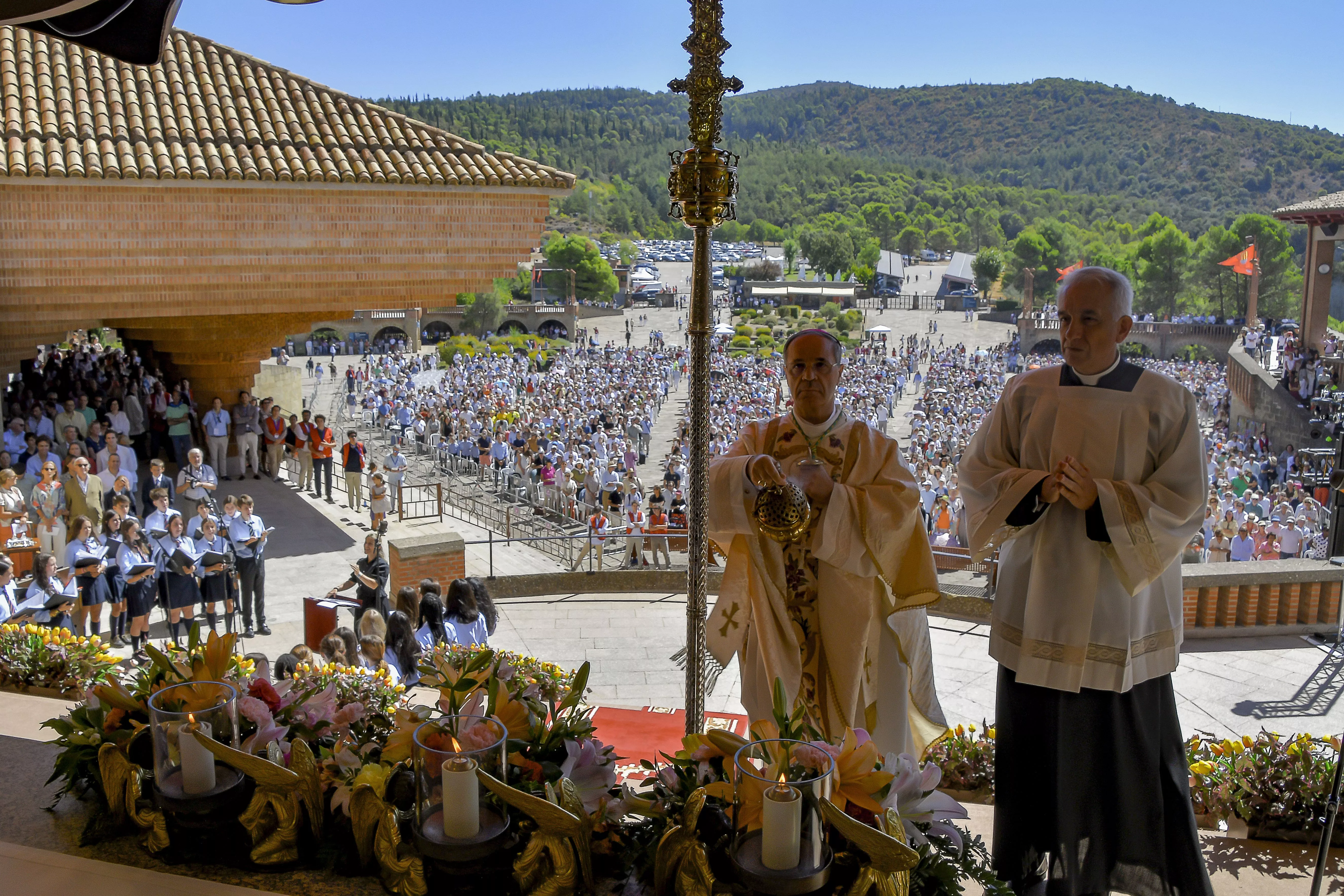 Monseñor Alejandro Arellano en la 34 Jornada Mariana de la Familia en Torreciudad.