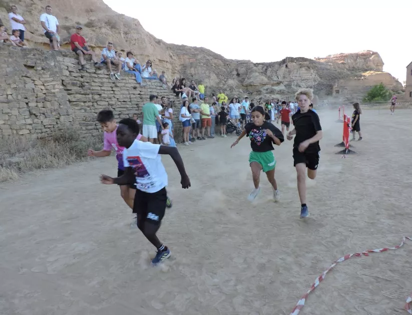 Primera vuelta en l carrera de niños y niñas de 12 y 13 años