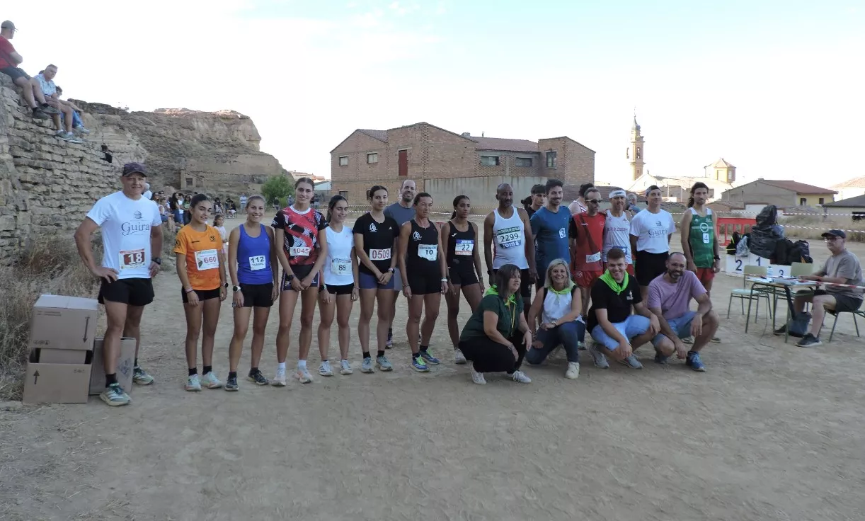 Participantes de la carrera absoluta con la alcaldesa y concejales