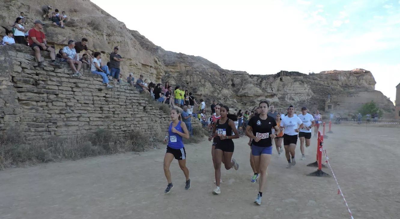 Grupo femenino y corredores locales