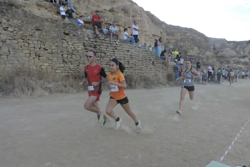 La joven fragatina María Chavarría ganando a la veterana alcañizana Eva Morraja una prima