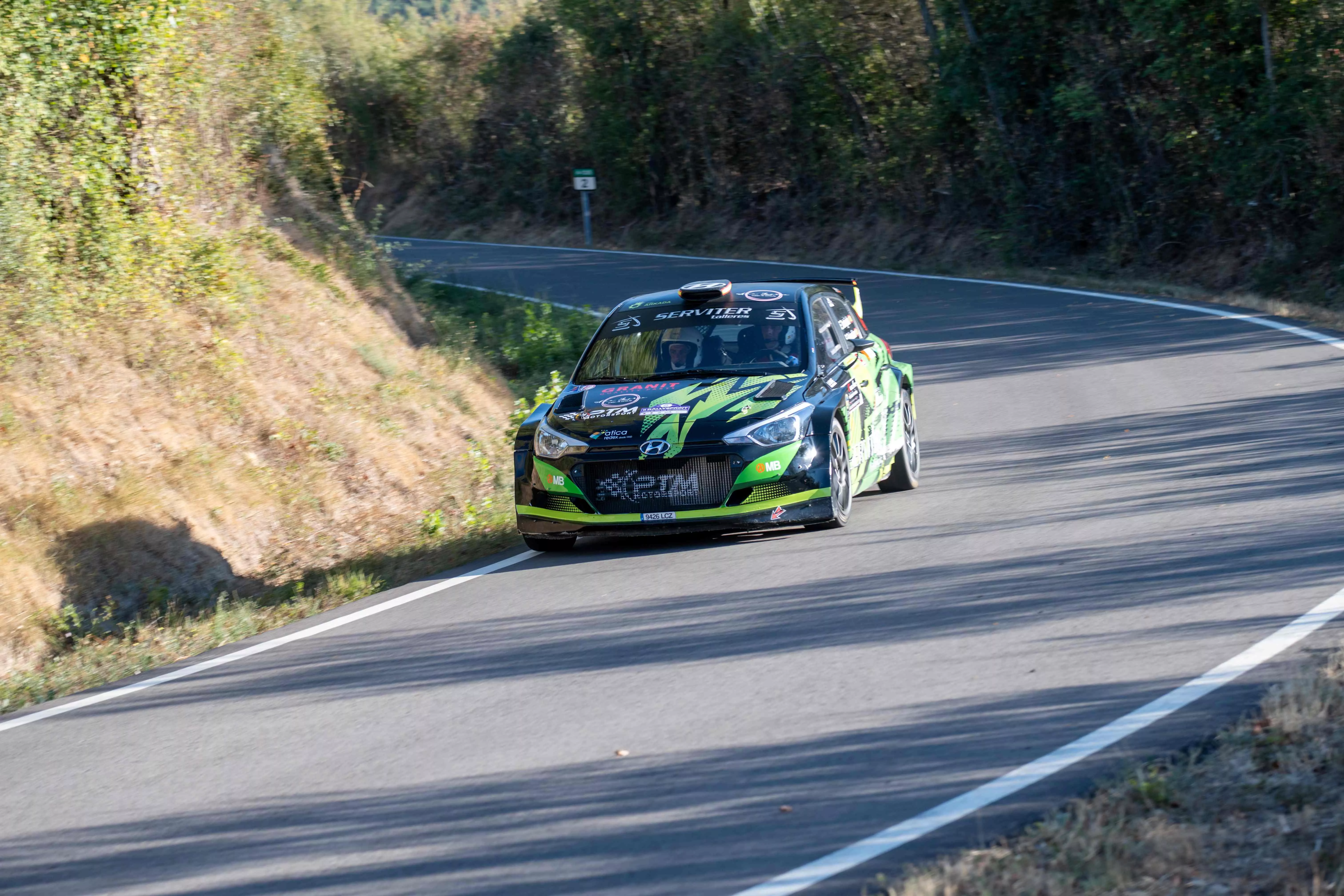 Tortajada-Sebastián a bordo de su coche.