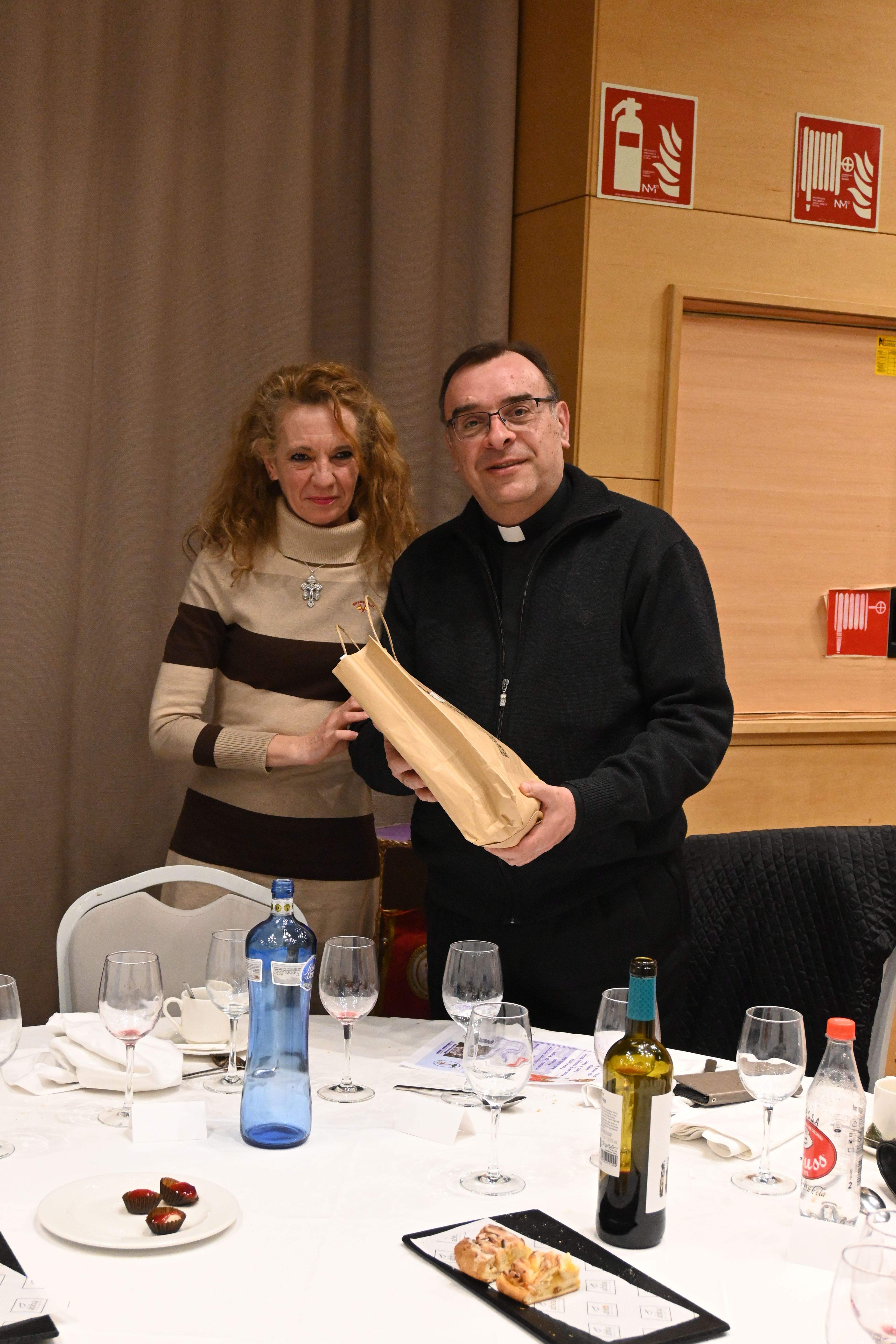 Fernando Altemir, con una representante de Segovia. Foto Carlos Jalle