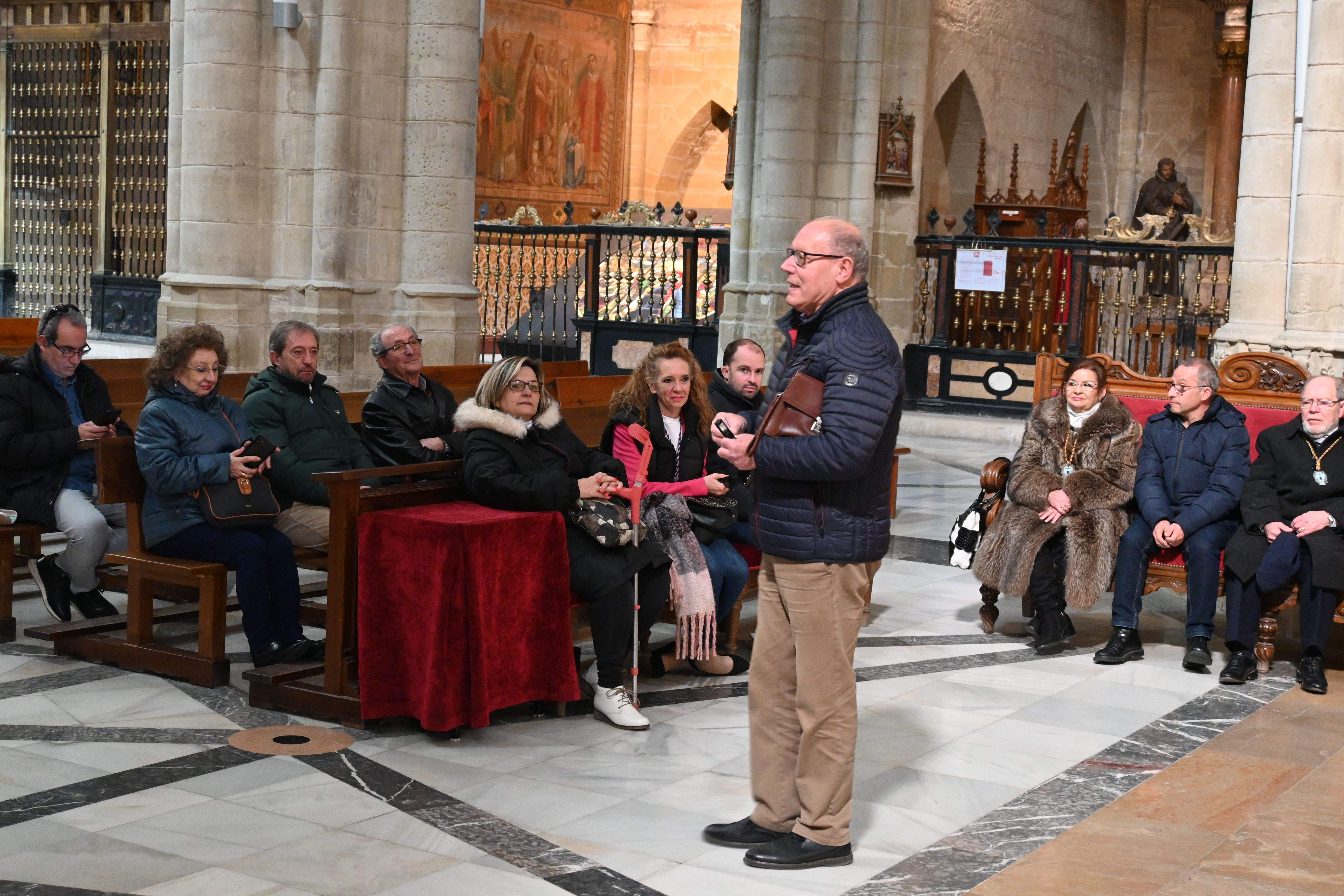 José María Nasarre explica la catedral. Foto Carlos Jalle 