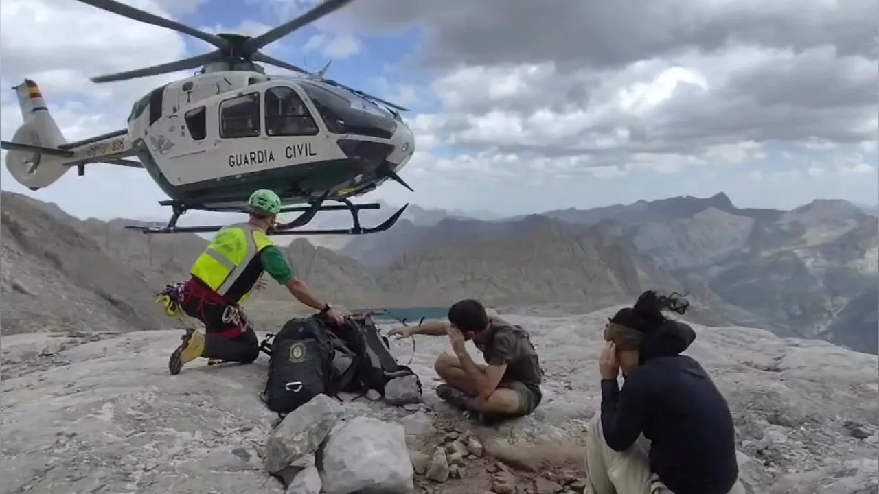 El helicóptero de la Guardia Civil se aproxima al Cuello de Cilindro.