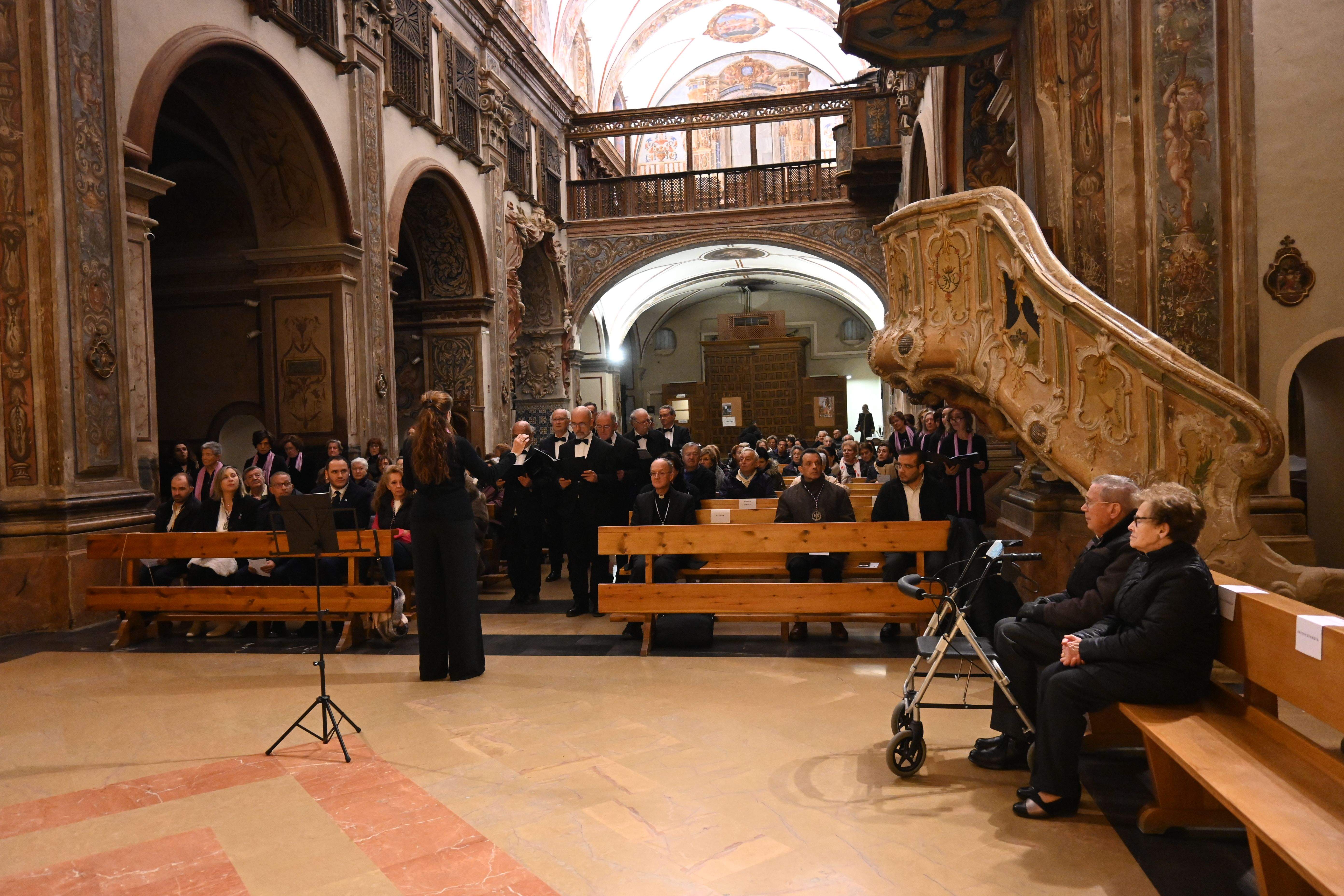 Coral Santo Domingo irrumpe en el templo.  Foto Carlos Jalle 