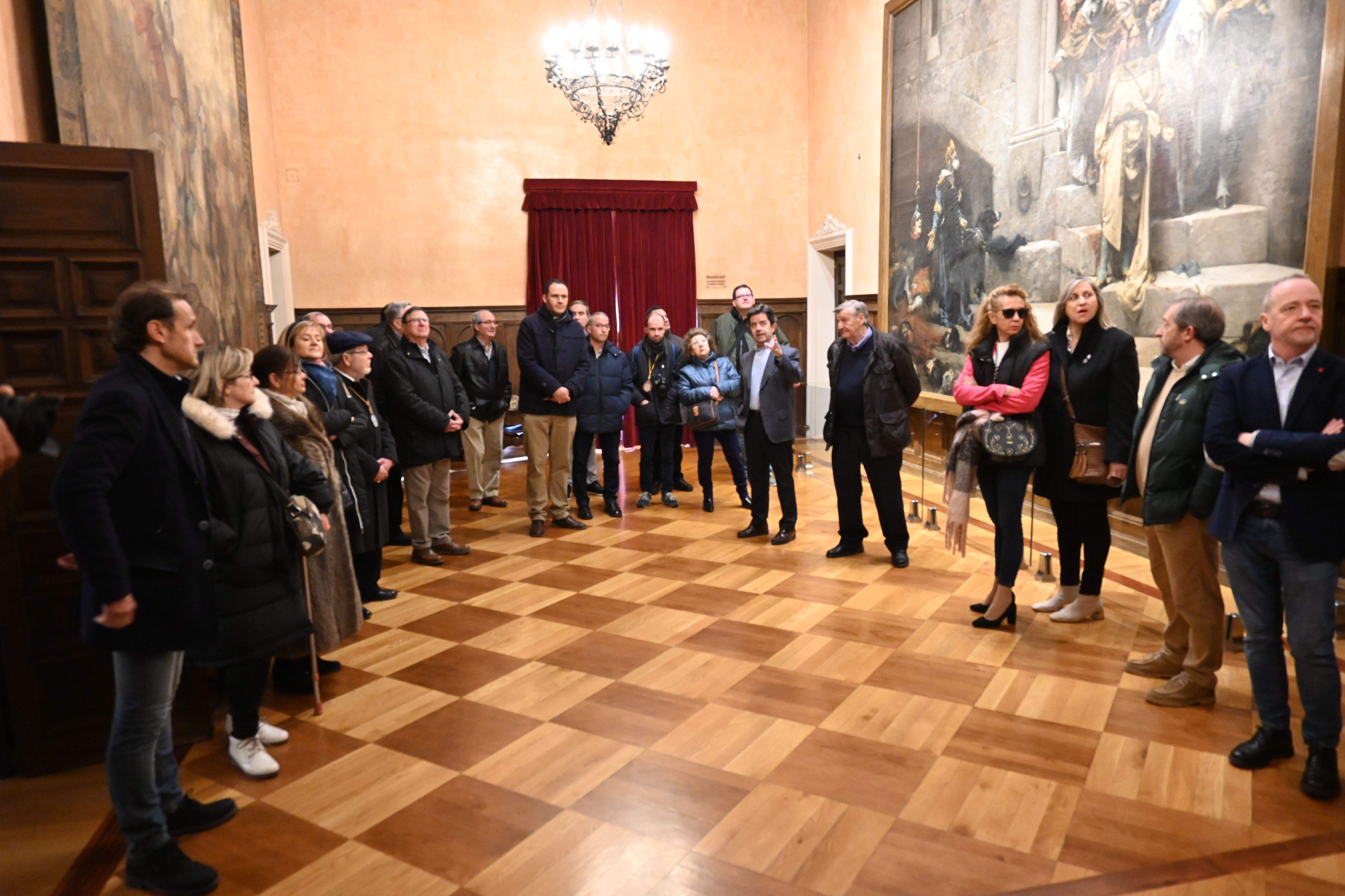 El alcalde, Luis Felipe, explica el cuadro de la Campana. Foto Carlos Jalle 