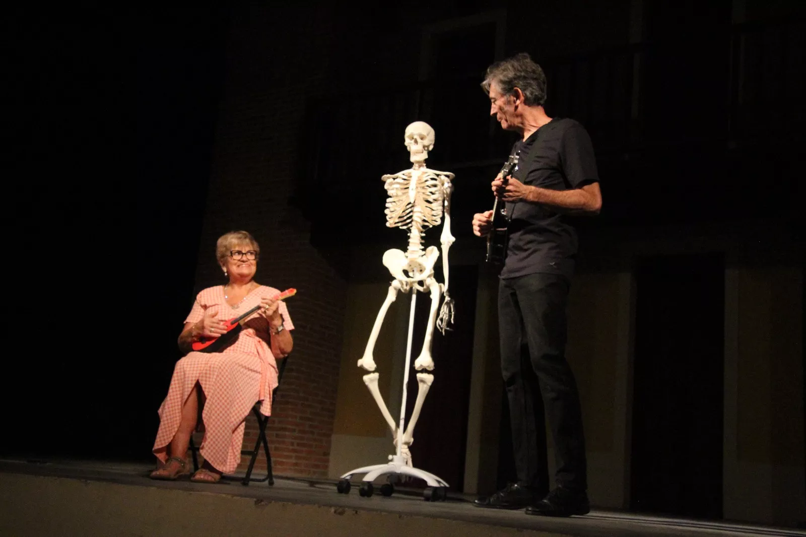 Jesús Peñas y el  Sr. Calaca en Robres. Foto Carlos Neofato