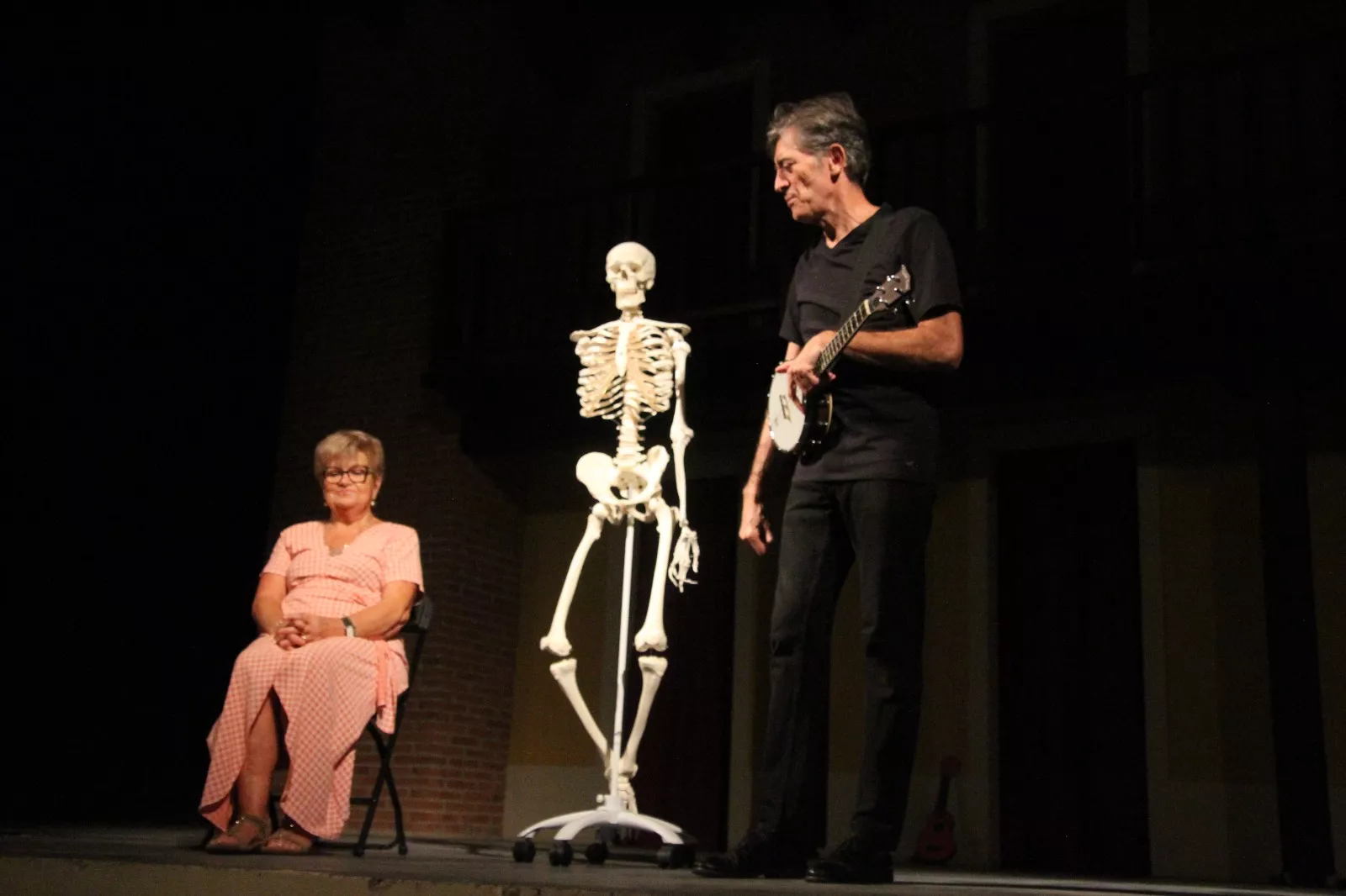 Jesús Peñas y el  Sr. Calaca en Robres. Foto Carlos Neofato