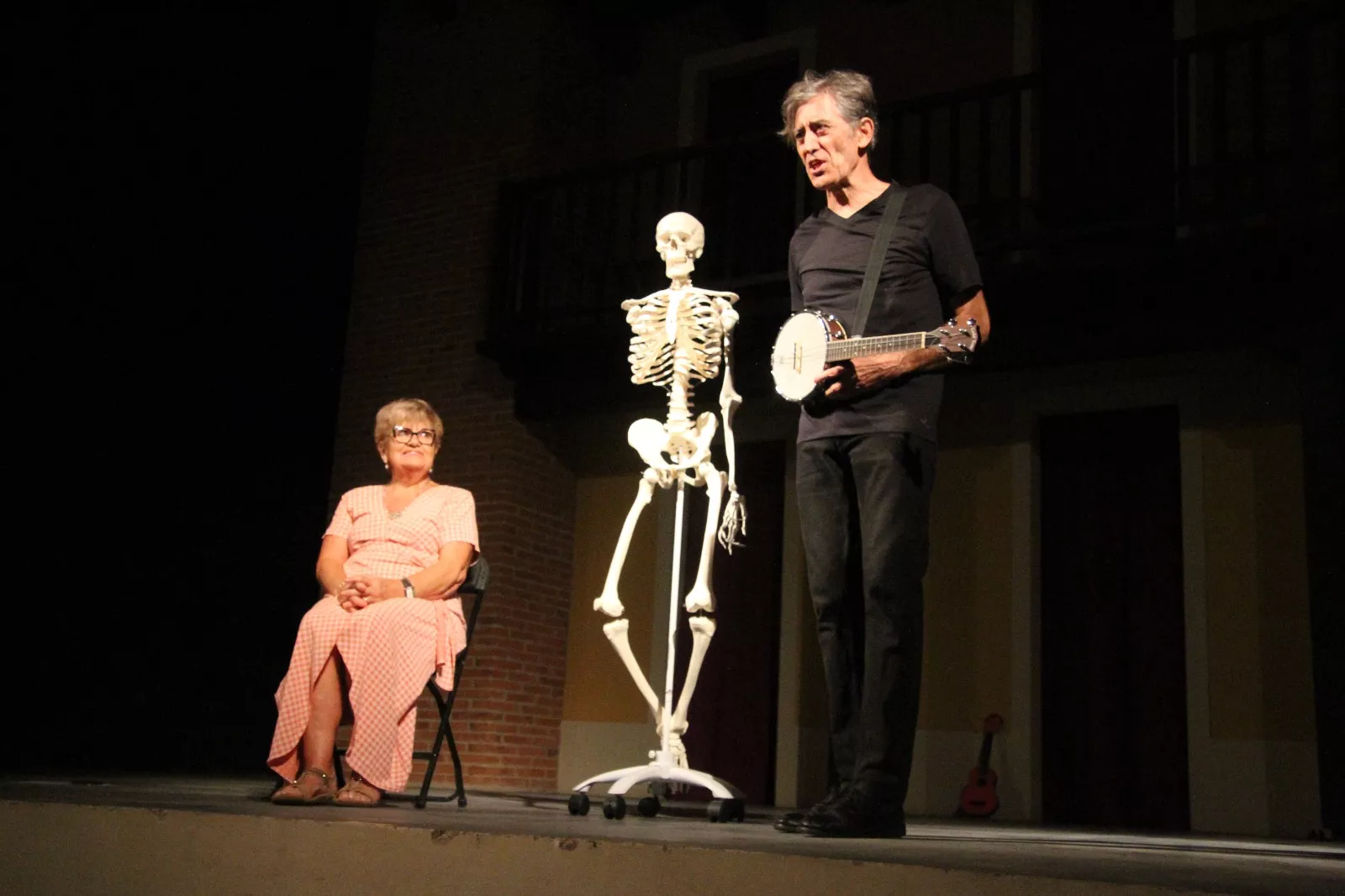 Jesús Peñas y el  Sr. Calaca en Robres. Foto Carlos Neofato