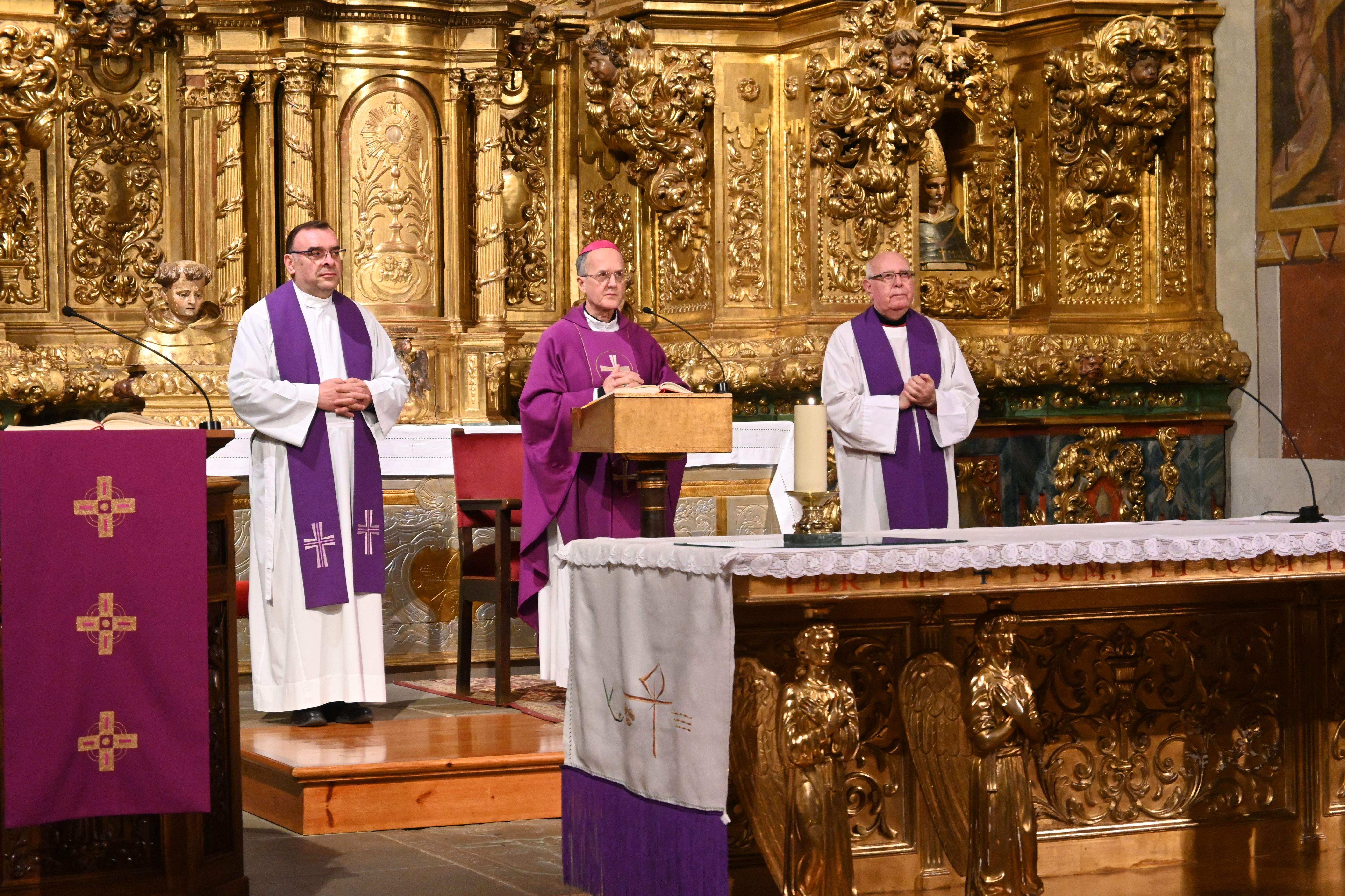El obispo ha presidido la homilía.  Foto Carlos Jalle 