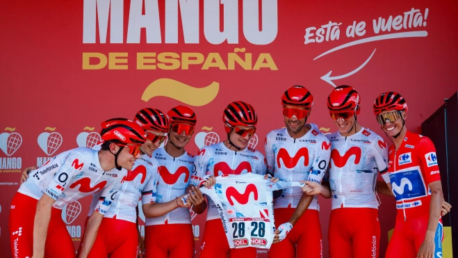 Los corredores de Movistar con los maillots y culotes especiales para este día triunfal en su homenaje a Uijtdebroeks Los corredores de Movistar con los maillots y culotes especiales para este día triunfal en su homenaje a Uijtdebroeks