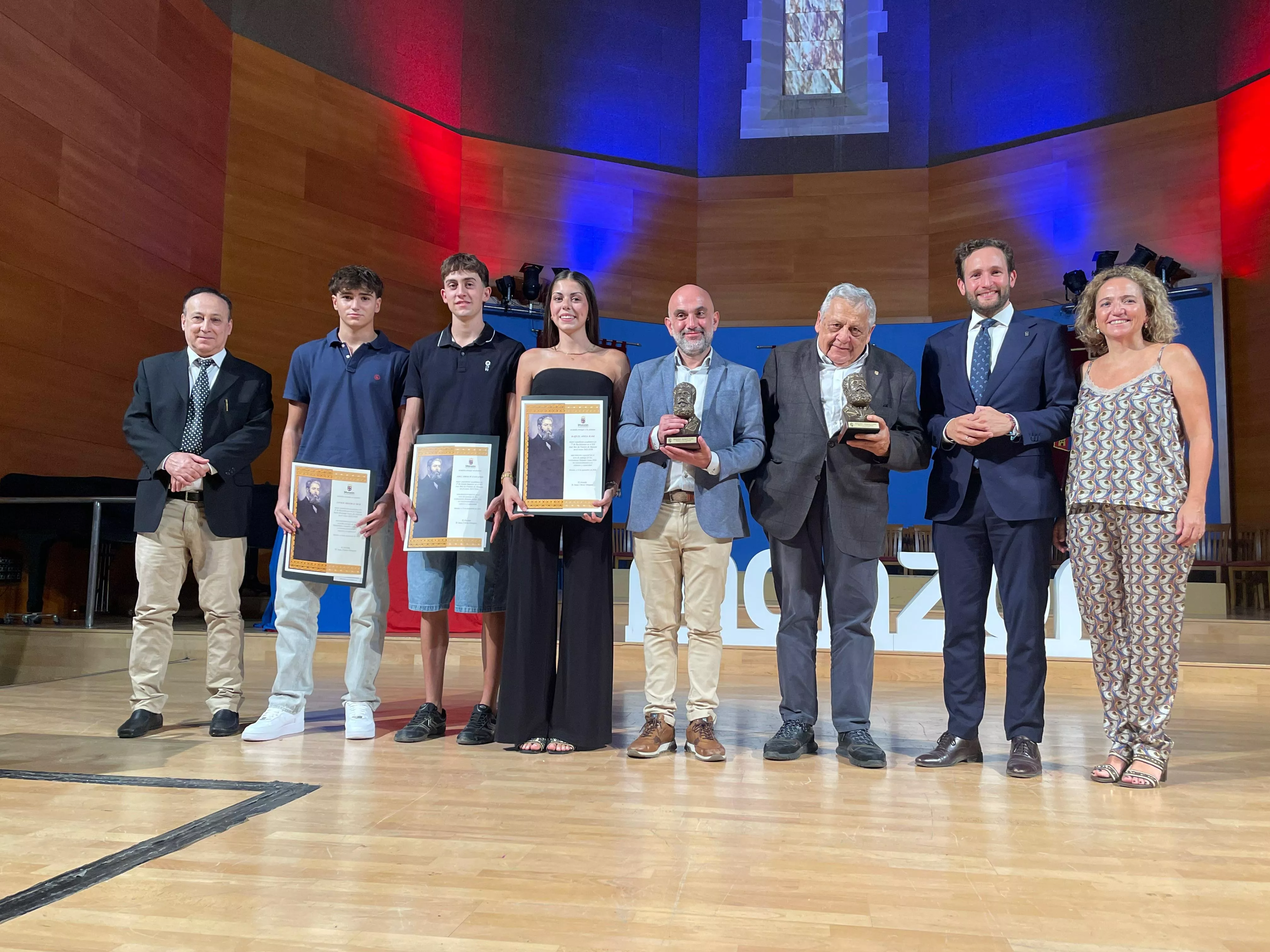 Monzón reconoce a Roque Gistau y a la Comunidad de Trabajo de los Pirineos con los premios Joaquín Costa.