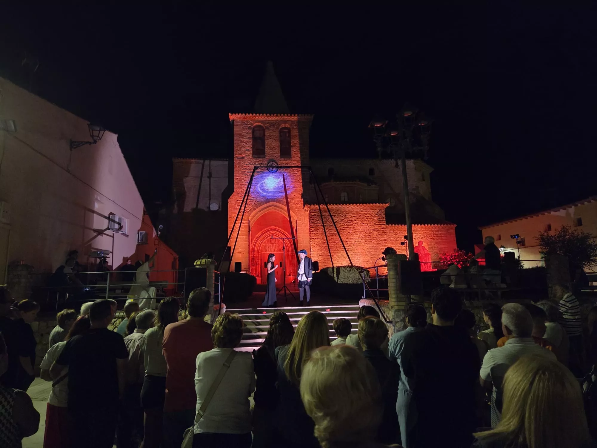 La sombra y la ceniza ante la Iglesia de Villanueva de Sijena