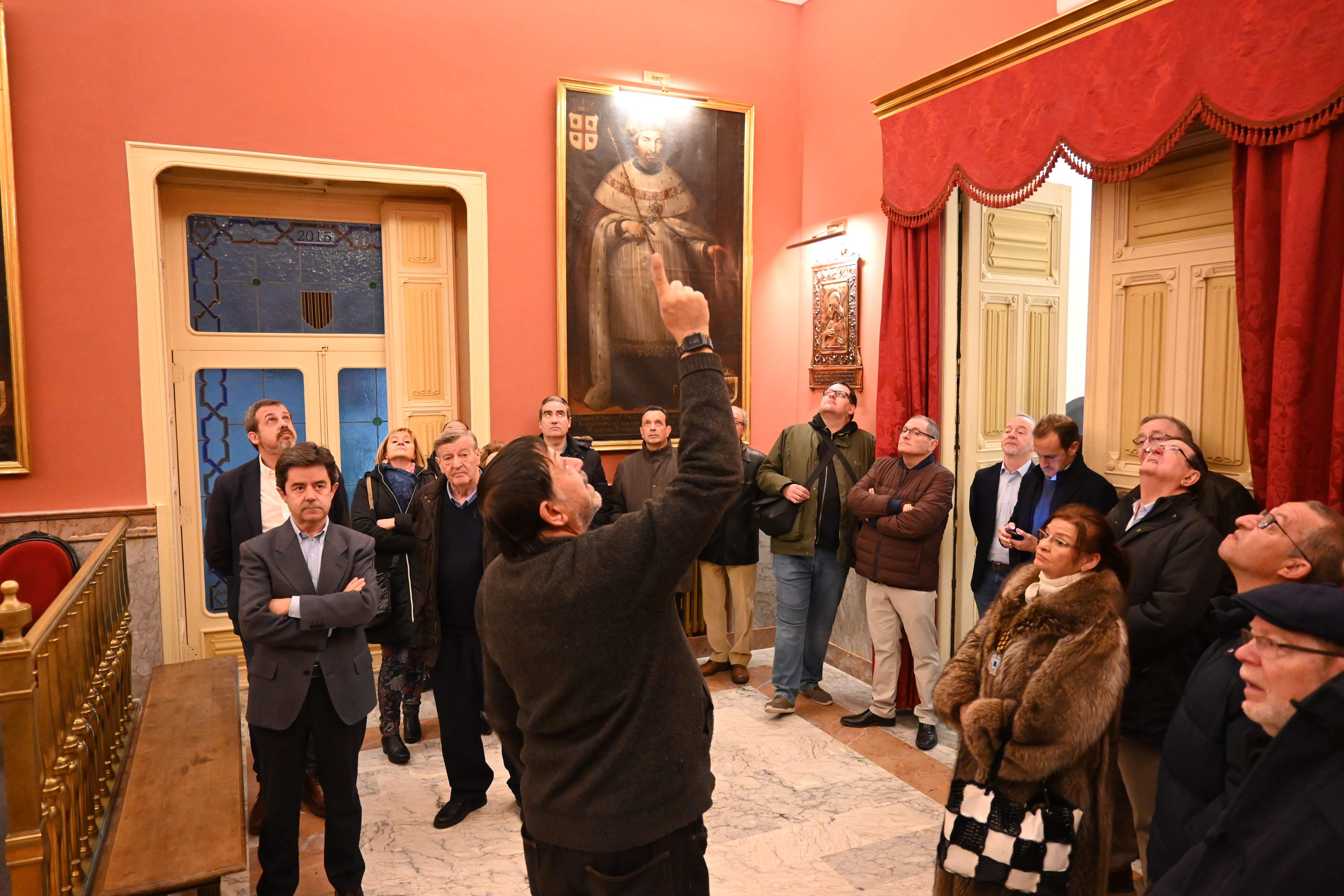 Ernesto Escar explica el viejo Salón de Plenos. Foto Carlos Jalle