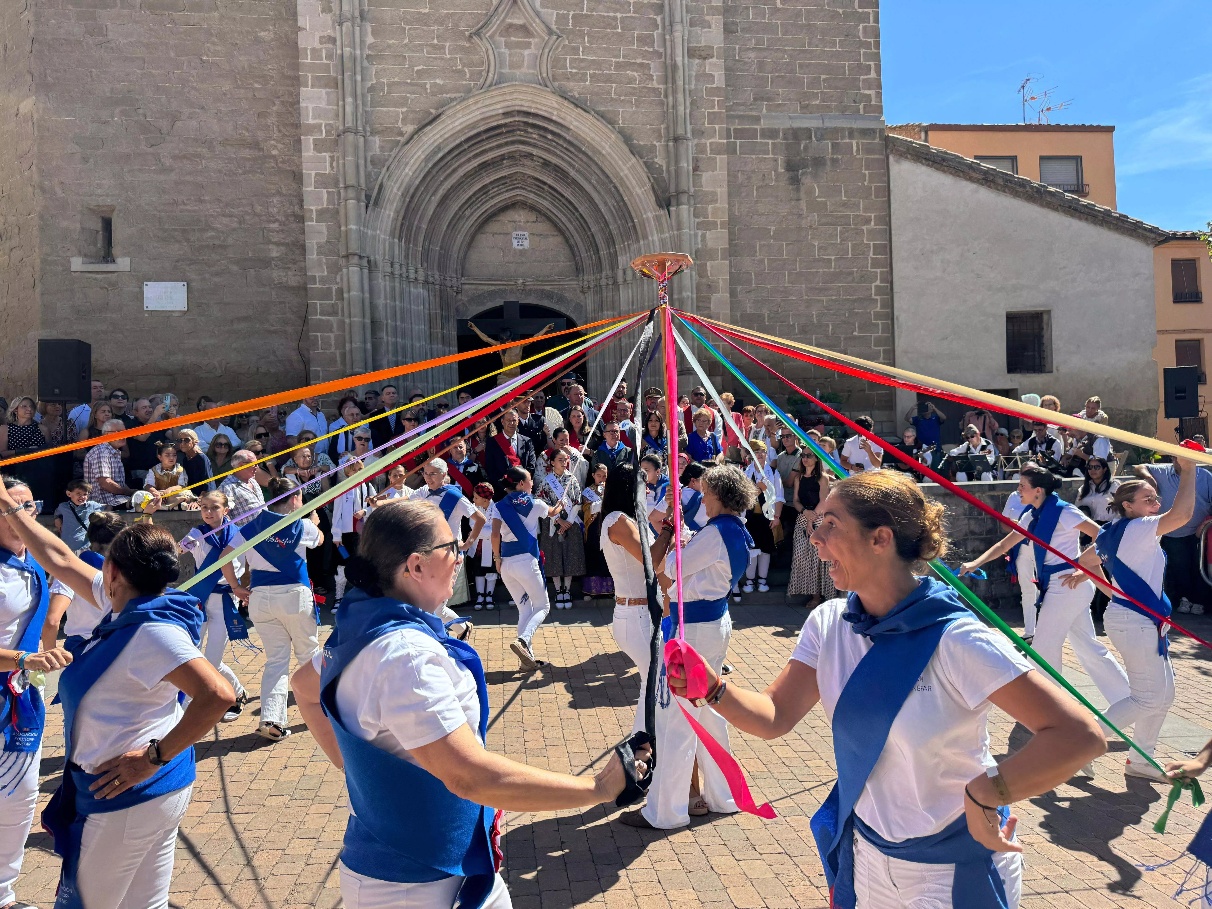 Baile de las Cintas ante la Iglesia en las fiestas de Binéfar